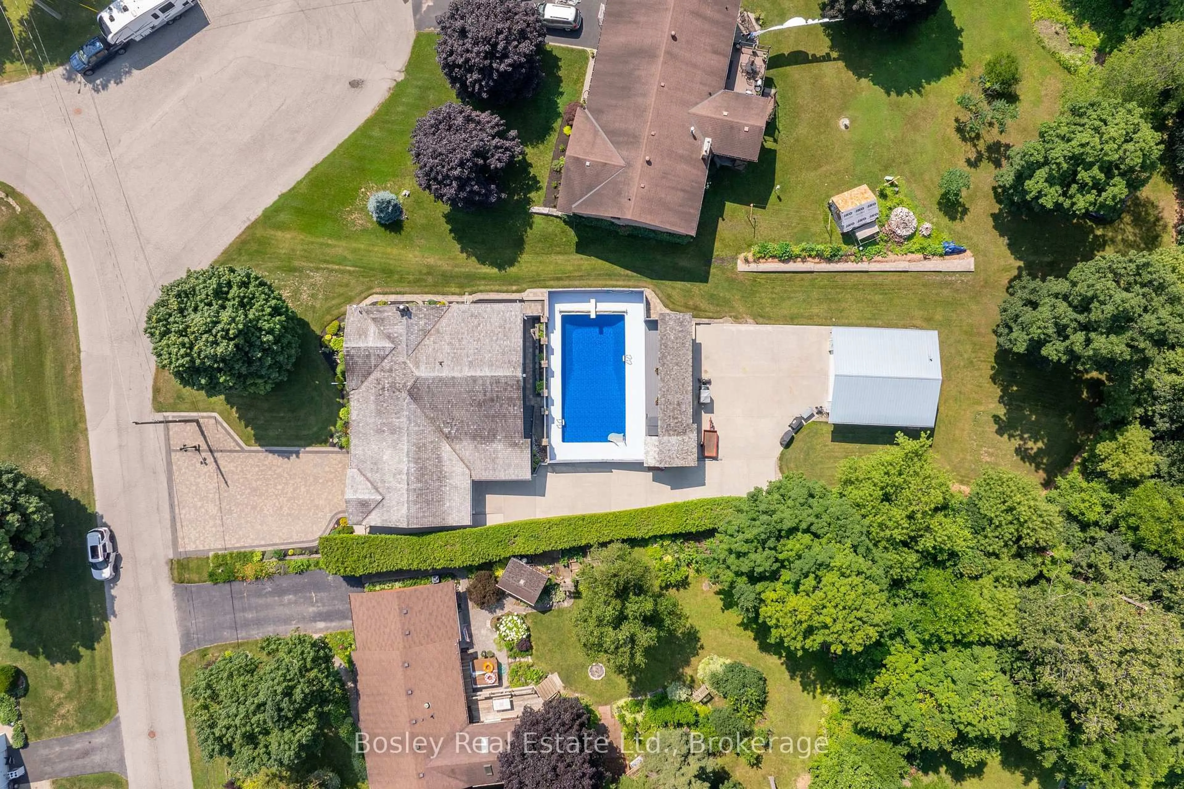 A pic from outside/outdoor area/front of a property/back of a property/a pic from drone, unknown for 4 COLONIAL Dr, North Dumfries Ontario N0B 1E0