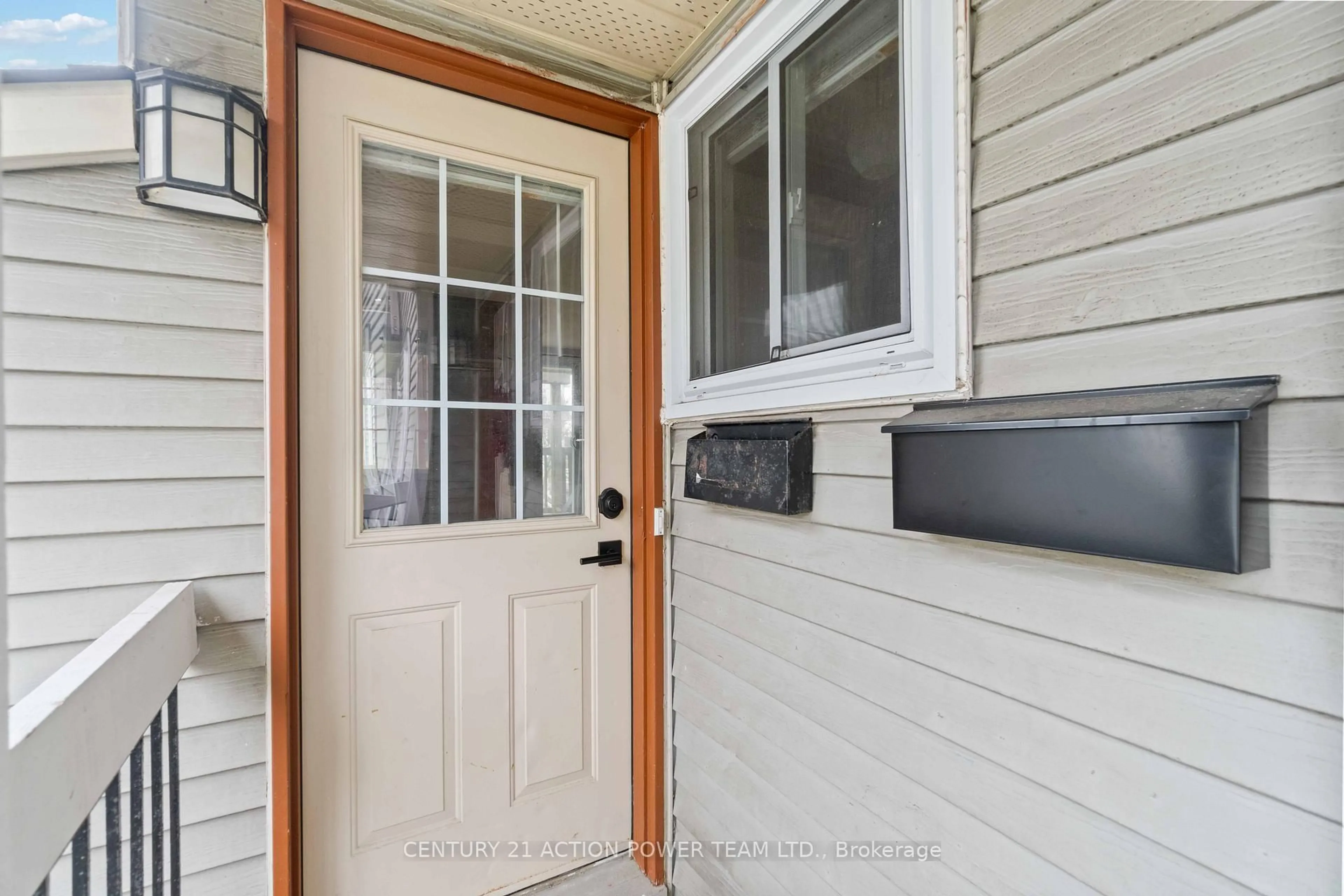 Indoor entryway for 904 TANGUAY Crt, Ottawa Ontario K2L 3X5