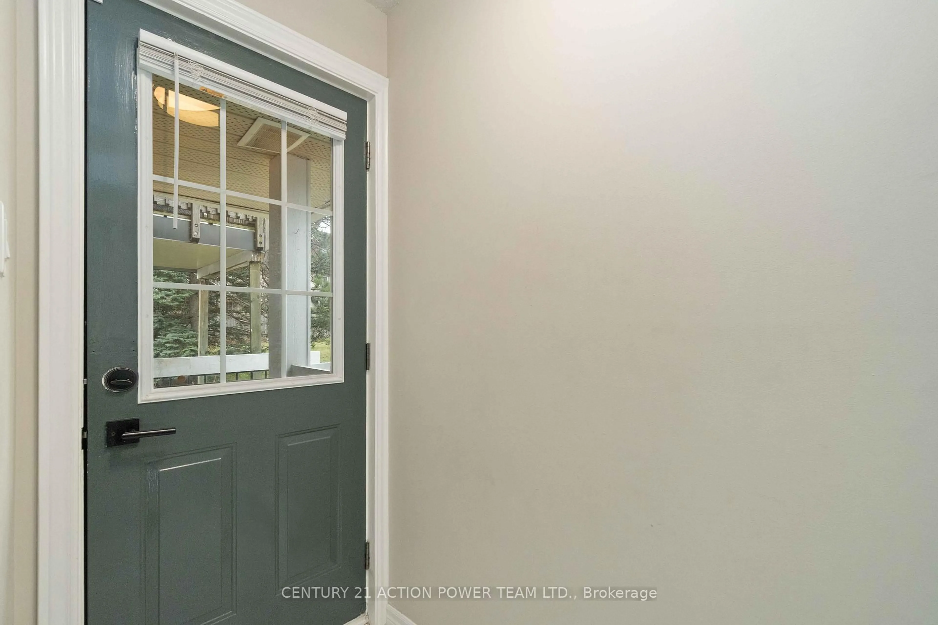 Indoor entryway for 904 TANGUAY Crt, Ottawa Ontario K2L 3X5