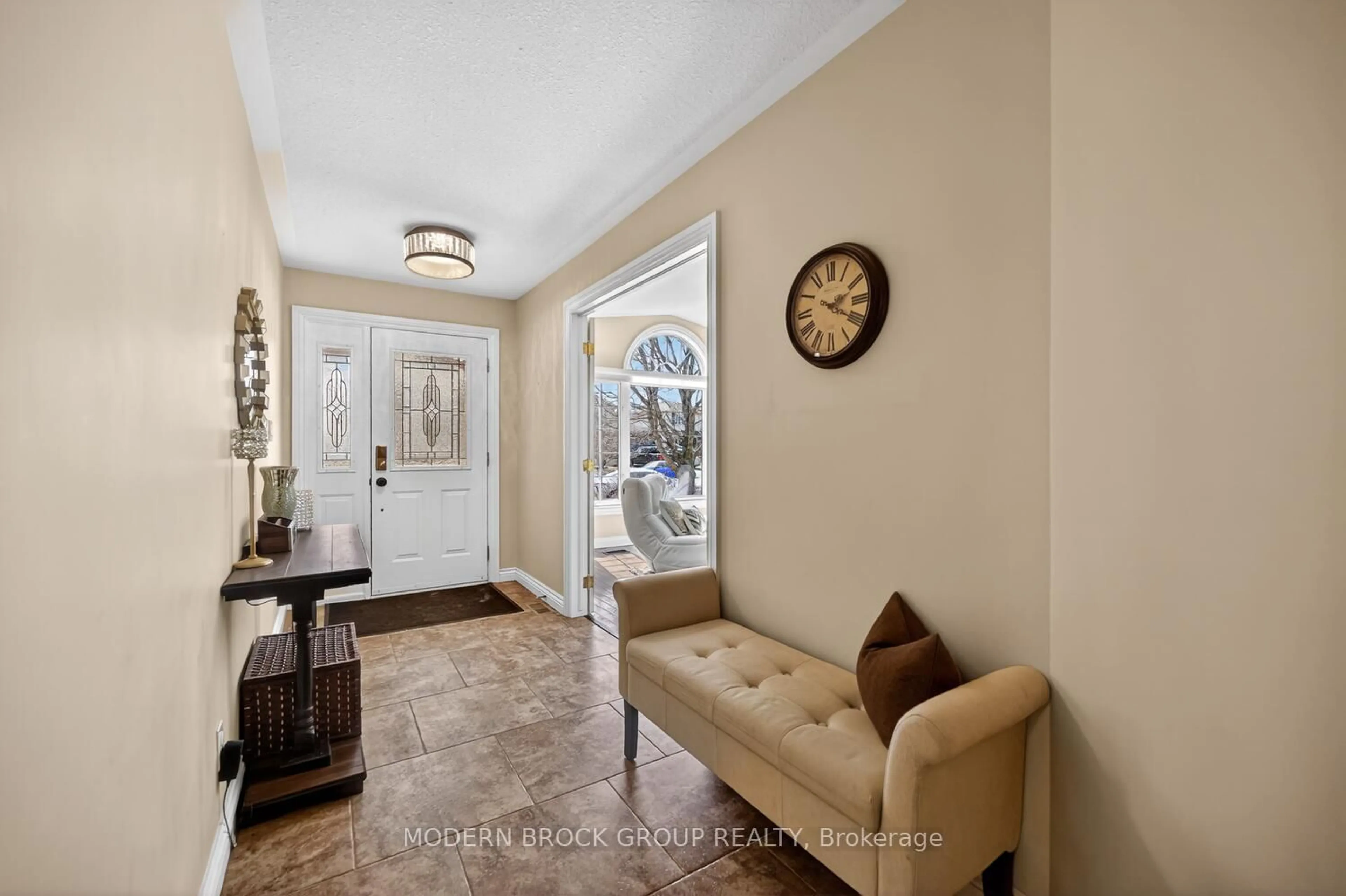 Indoor entryway for 1099 Bridlewood Dr, Brockville Ontario K6V 7G2