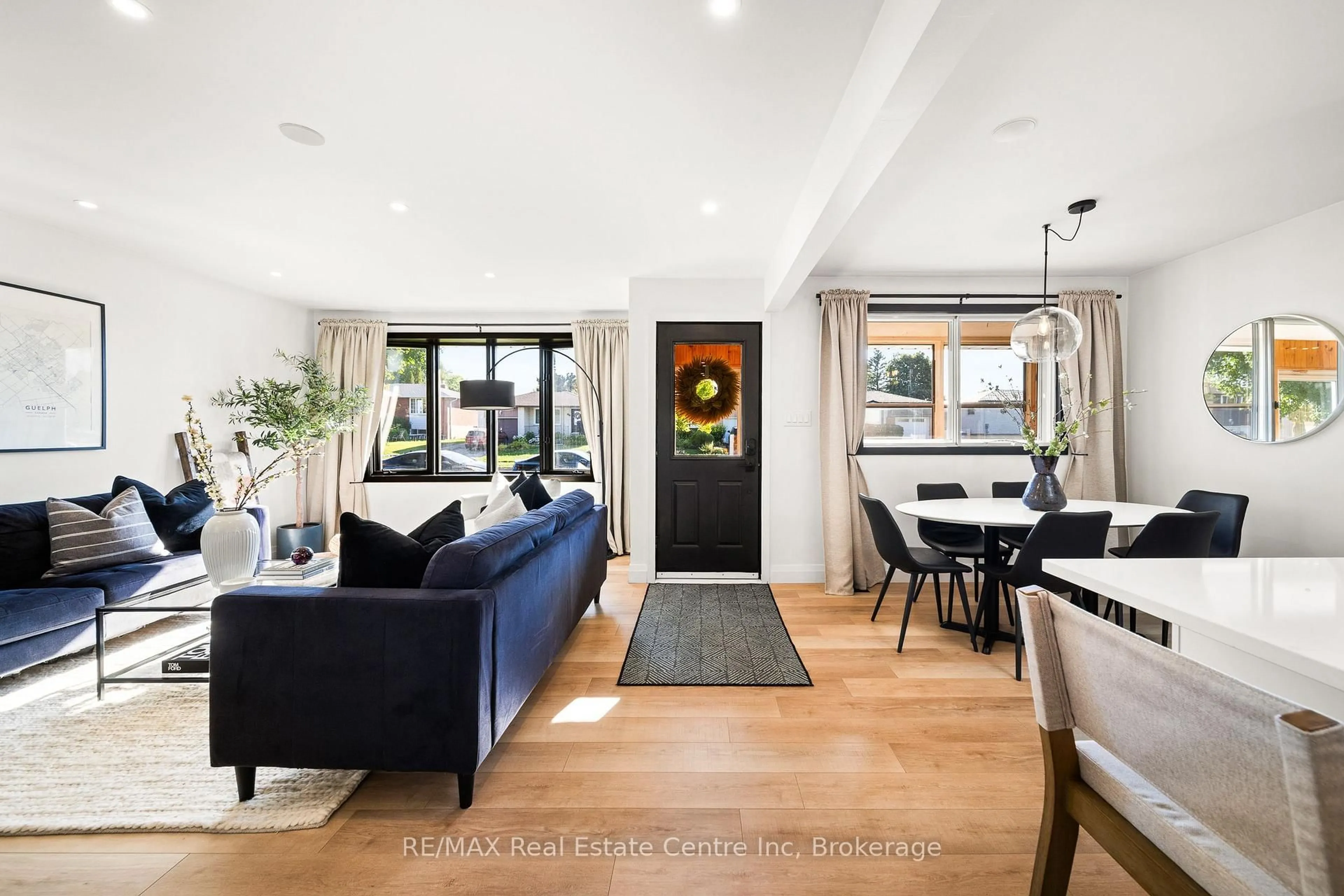 Living room with furniture, unknown for 51 Muskoka Dr, Guelph Ontario N1E 3M8