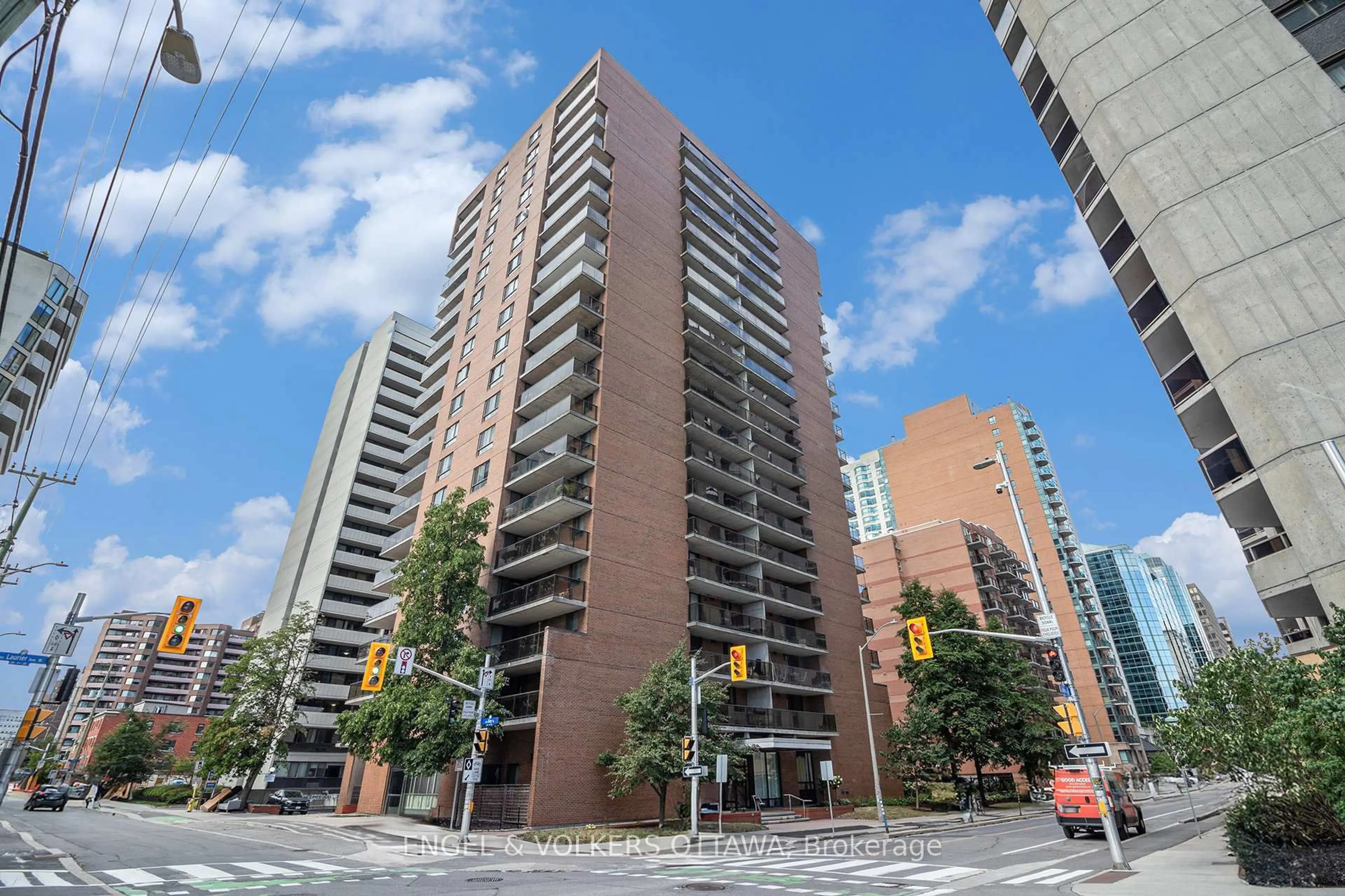 Patio, street for 475 Laurier Ave #907, Ottawa Ontario K1R 7X1