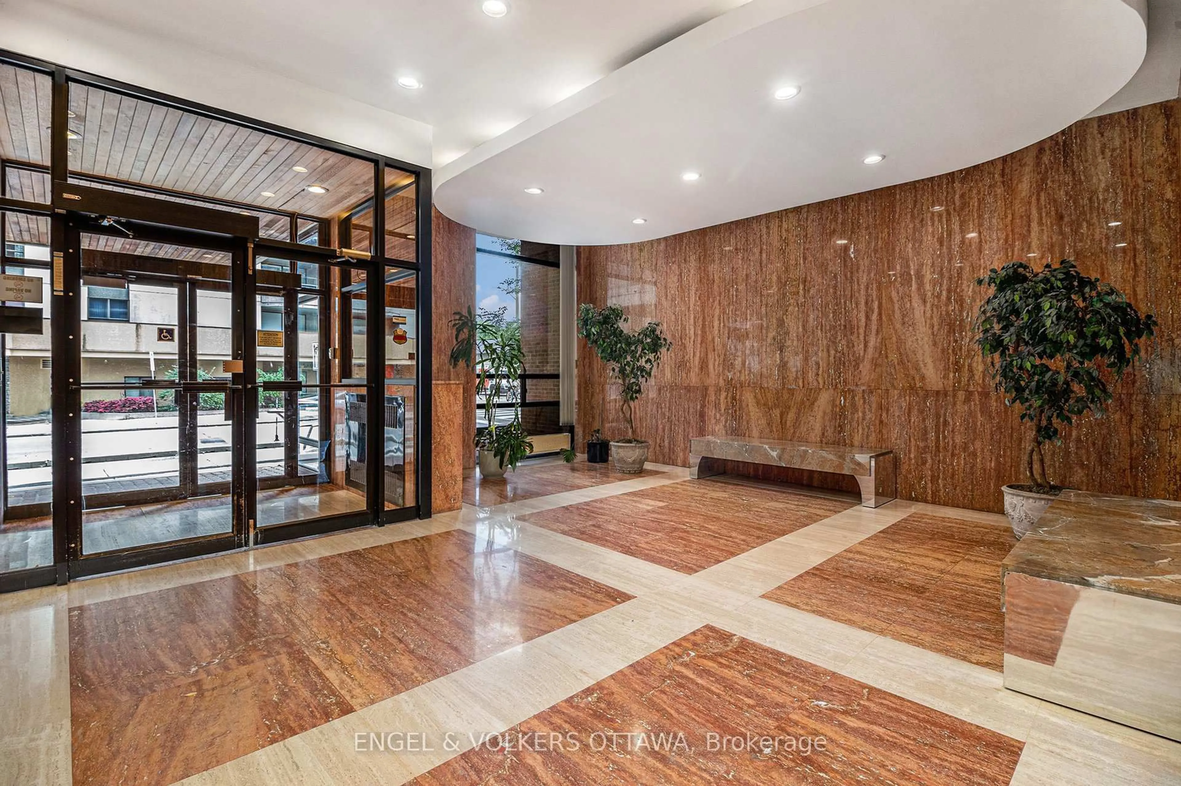 Indoor foyer for 475 Laurier Ave #907, Ottawa Ontario K1R 7X1