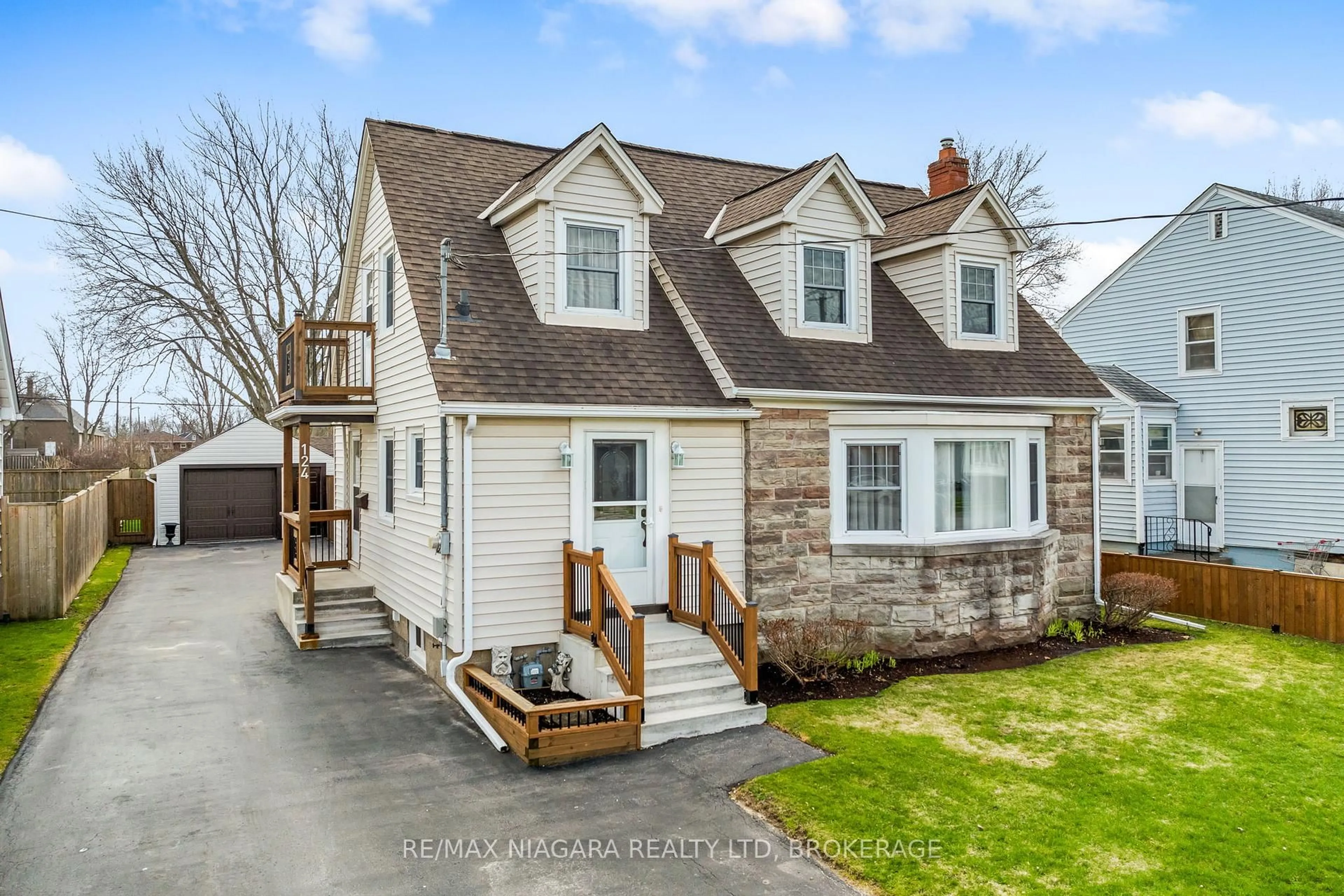 Home with vinyl exterior material, street for 124 Neff St, Port Colborne Ontario L3K 3T4