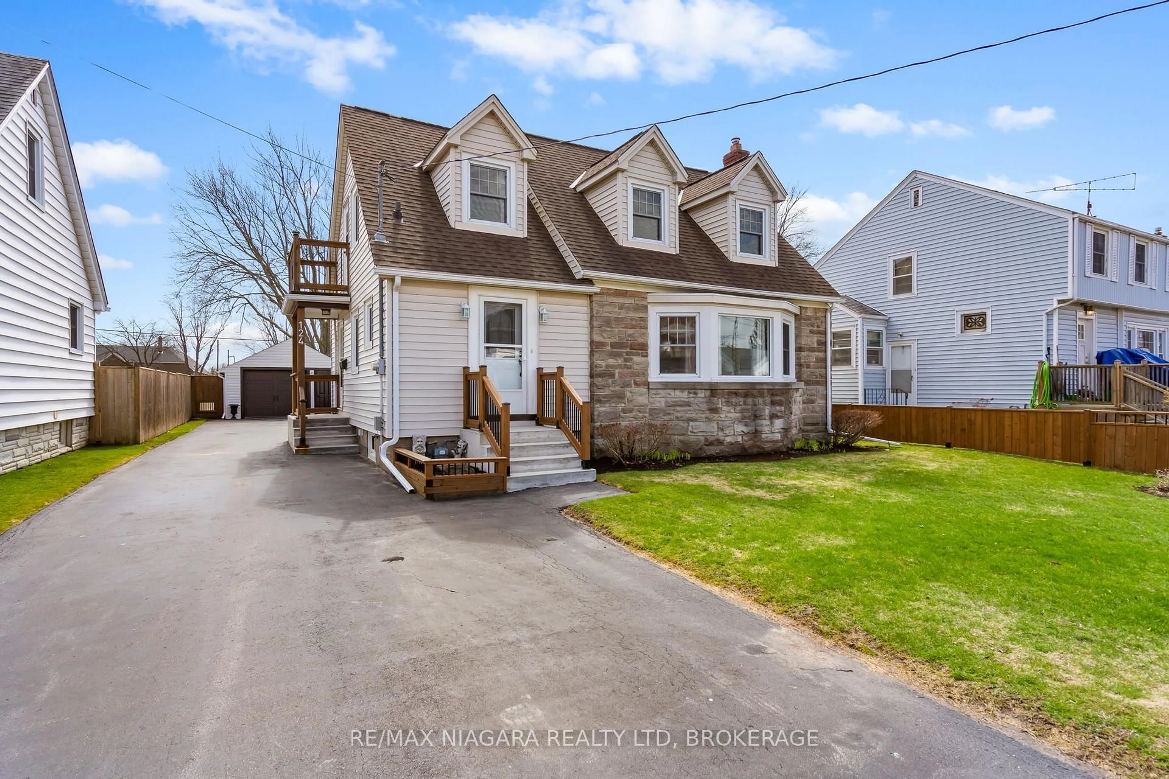 Home with vinyl exterior material, street for 124 Neff St, Port Colborne Ontario L3K 3T4