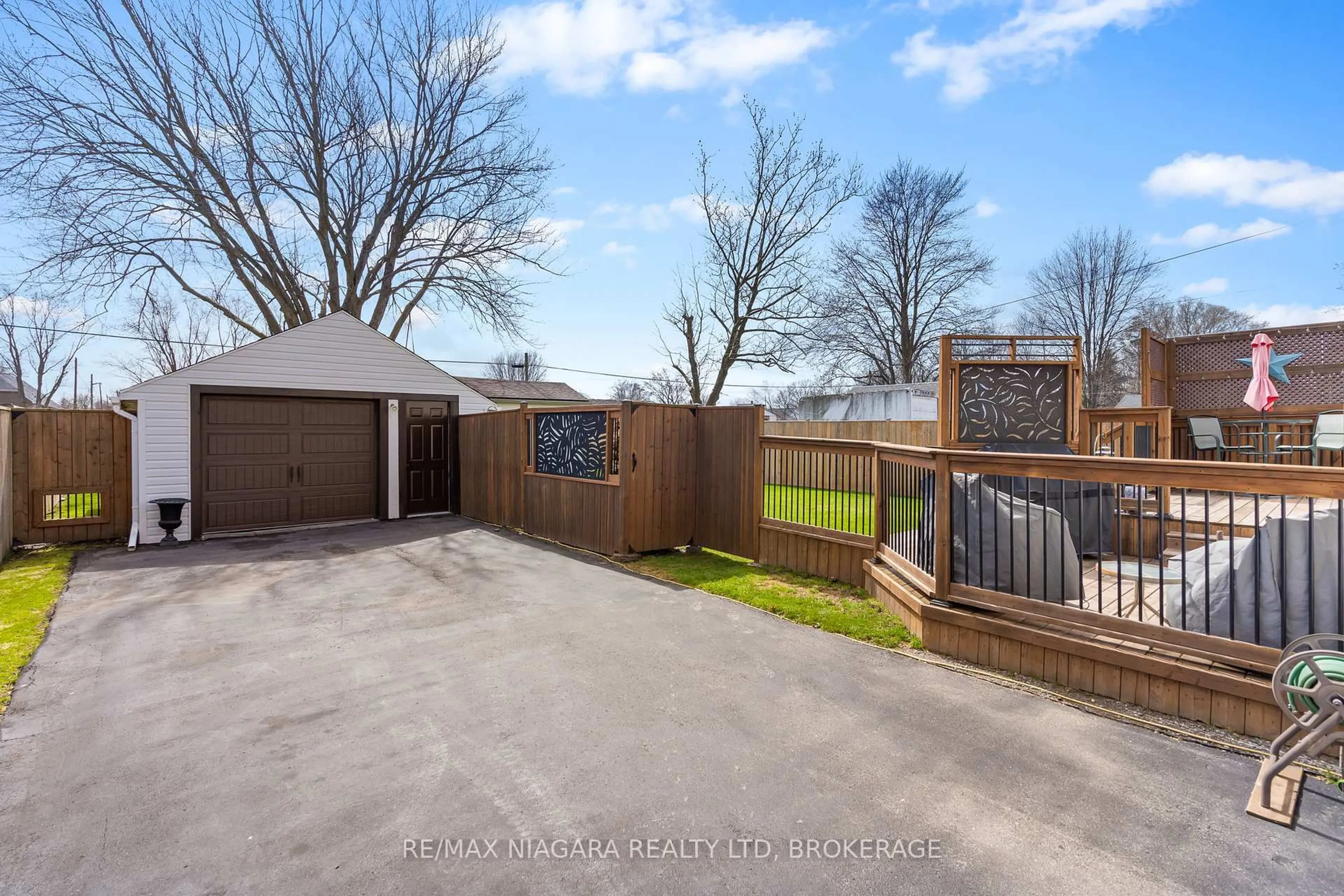 A pic from outside/outdoor area/front of a property/back of a property/a pic from drone, street for 124 Neff St, Port Colborne Ontario L3K 3T4