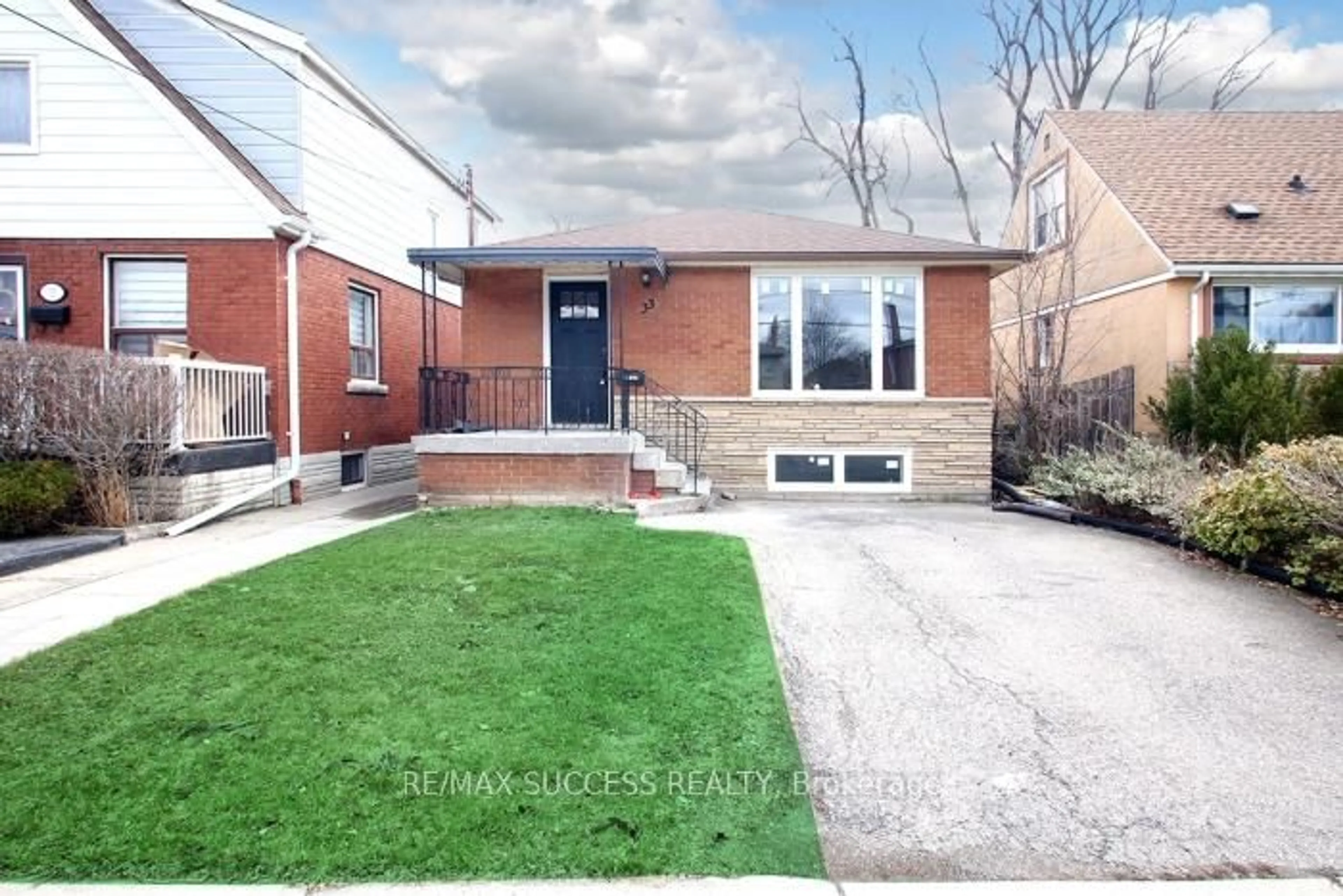 Home with brick exterior material, street for 33 Shadyside Ave, Hamilton Ontario L8V 3E2