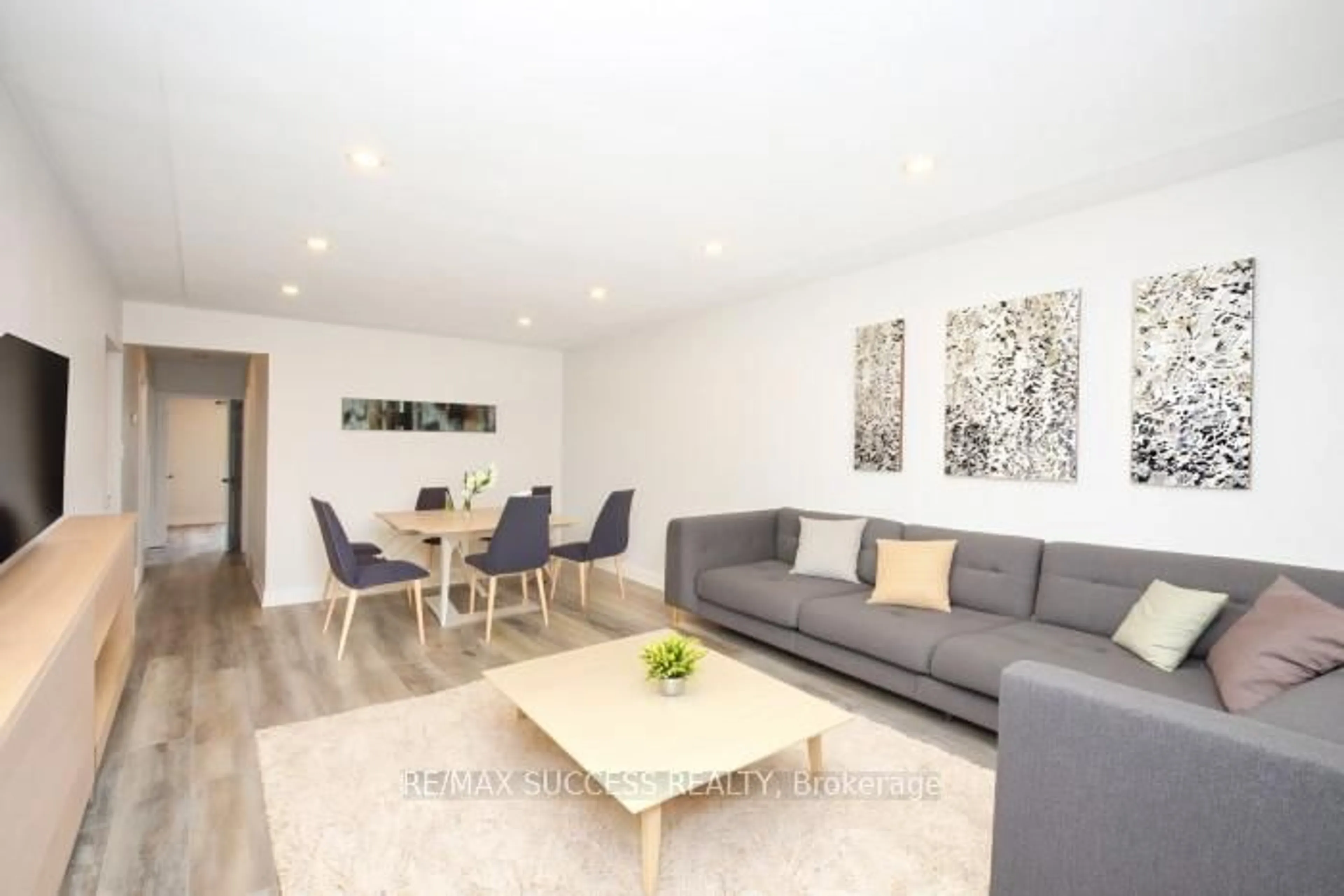 Living room with furniture, wood/laminate floor for 33 Shadyside Ave, Hamilton Ontario L8V 3E2