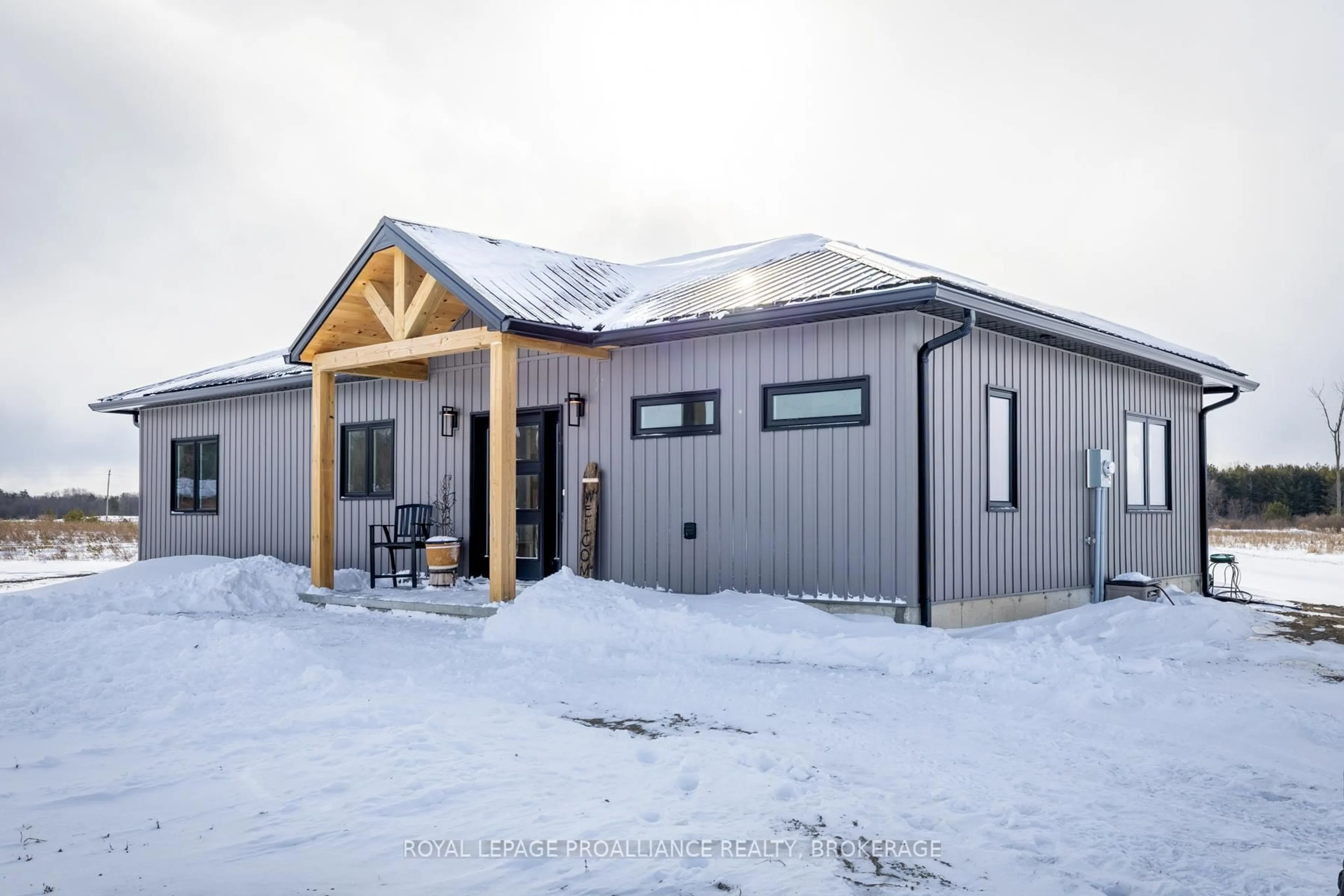 Indoor garage for 292 Kyes Rd, Front of Leeds & Seeleys Bay Ontario K0E 1L0