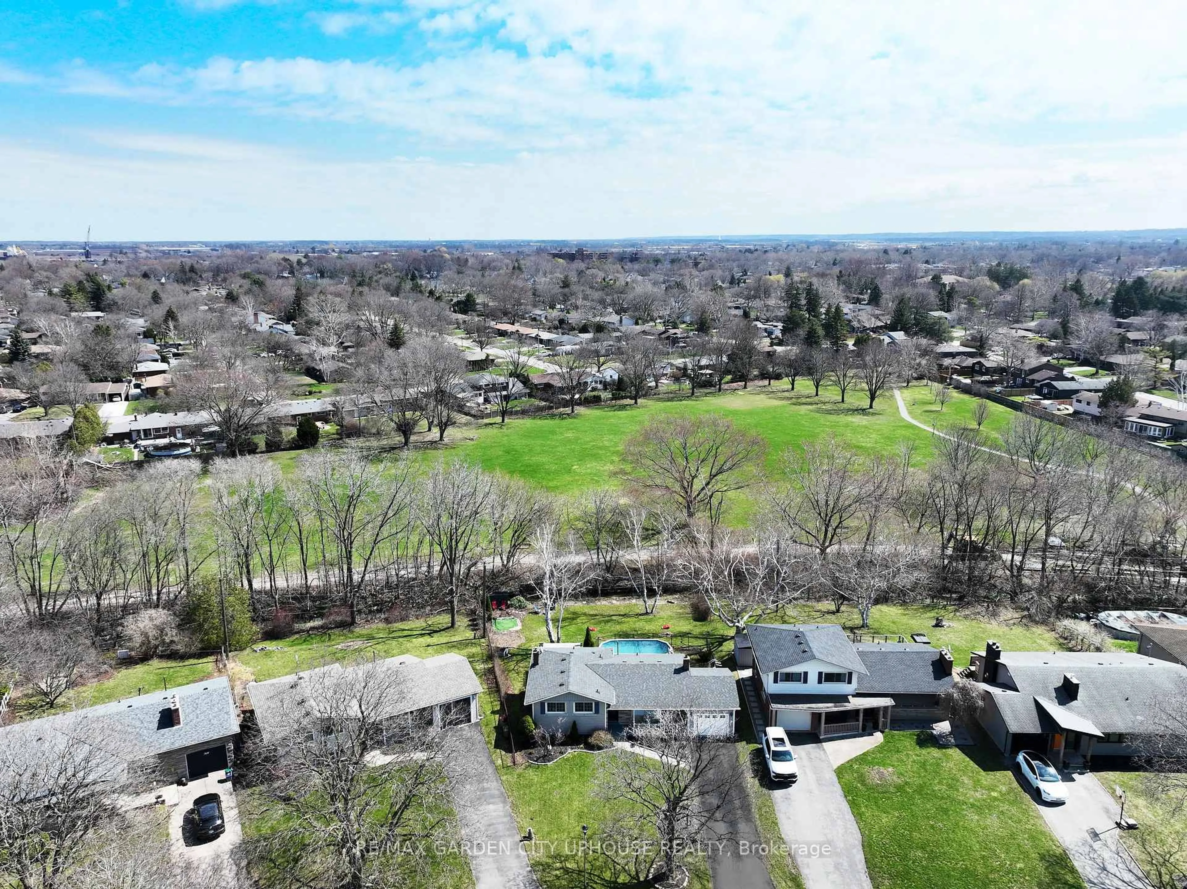 A pic from outside/outdoor area/front of a property/back of a property/a pic from drone, unknown for 46 STRATHCONA Dr, St. Catharines Ontario L2M 2B1
