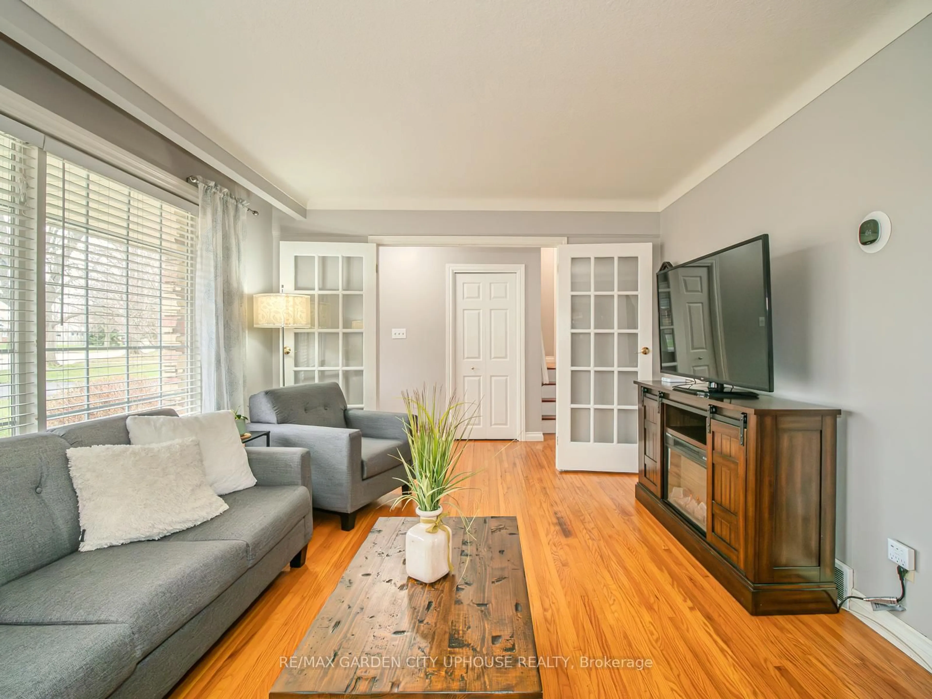 Living room with furniture, wood/laminate floor for 46 STRATHCONA Dr, St. Catharines Ontario L2M 2B1