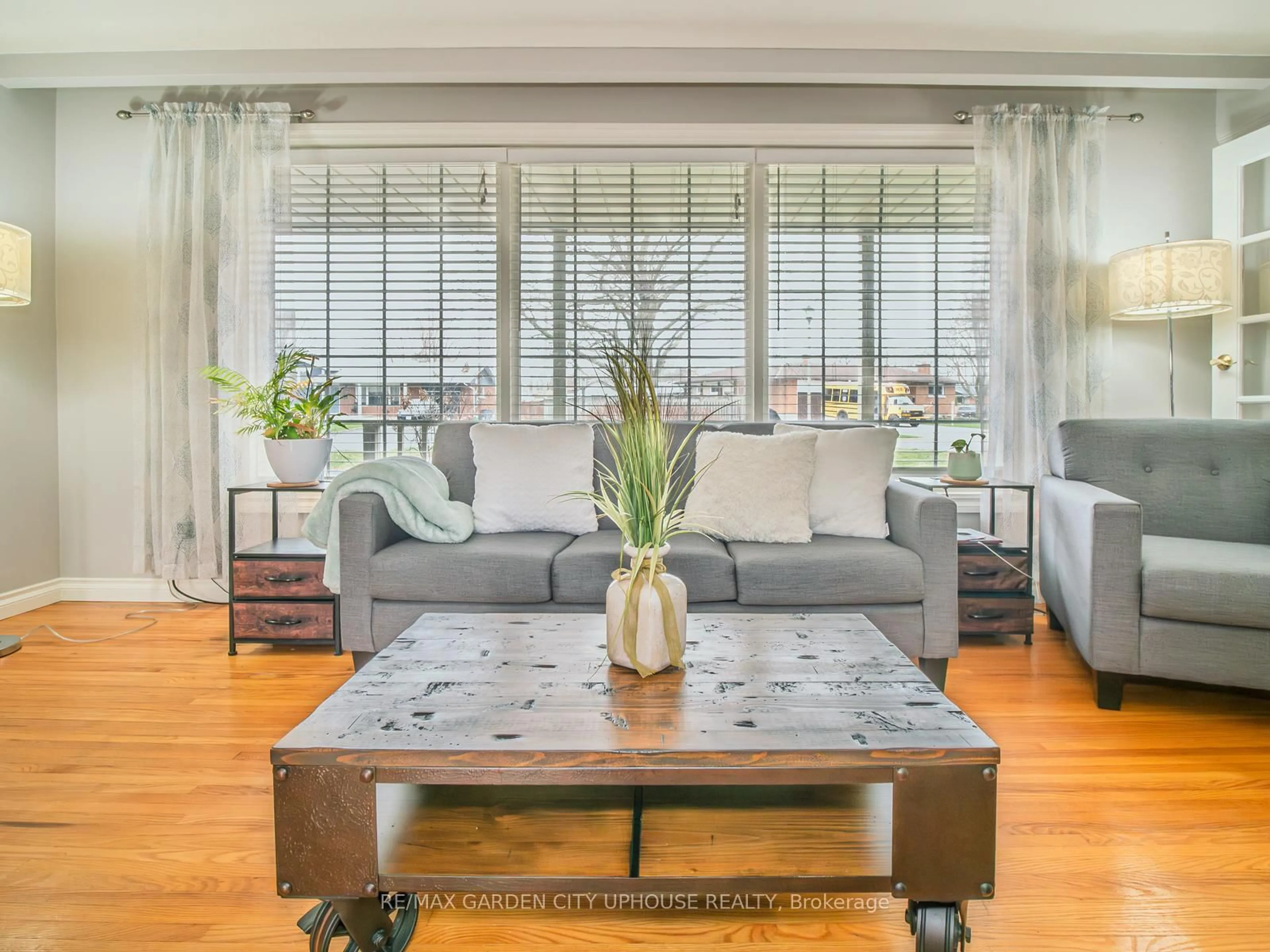 Living room with furniture, unknown for 46 STRATHCONA Dr, St. Catharines Ontario L2M 2B1