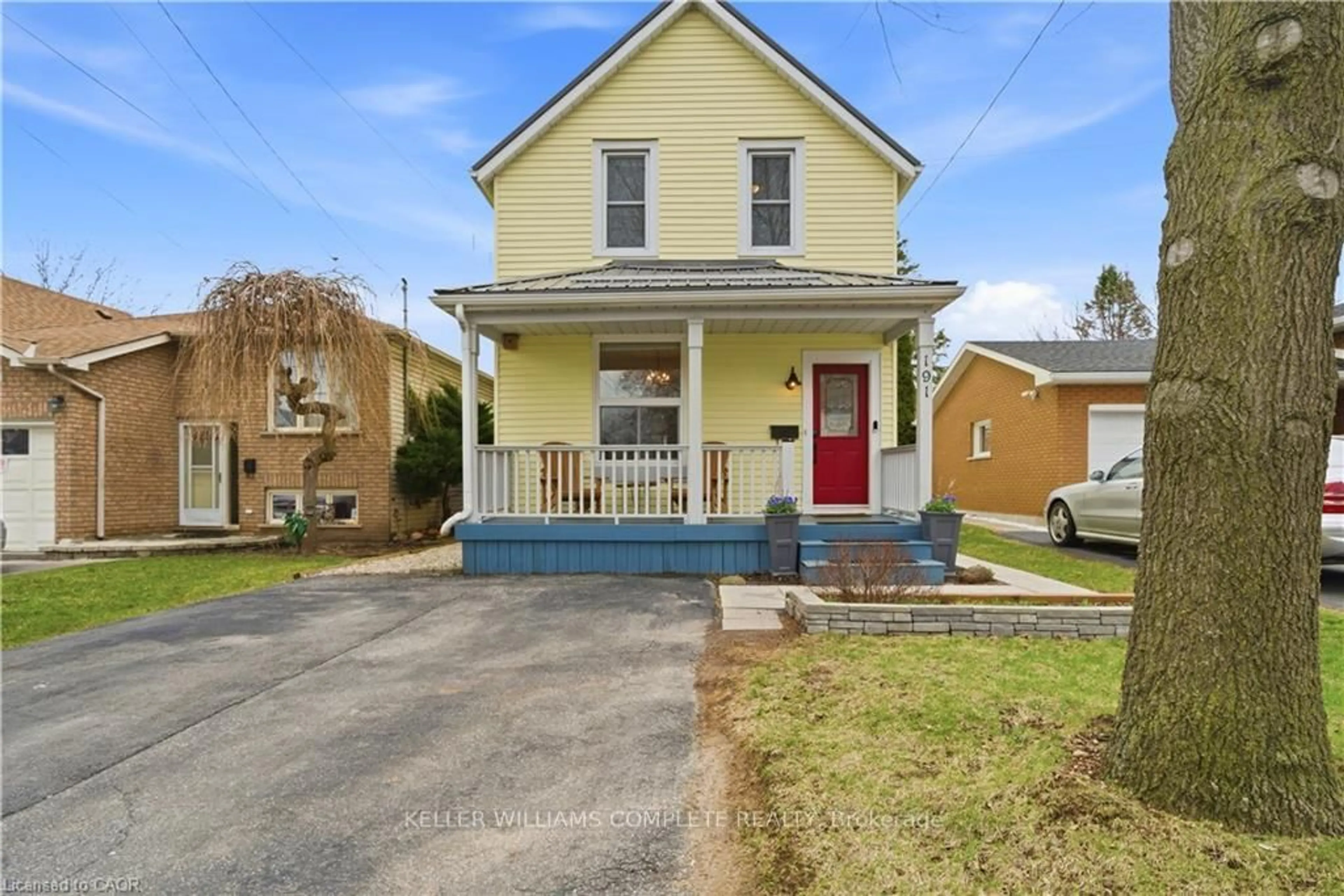 Home with vinyl exterior material, street for 191 BELL Ave, Hamilton Ontario L8K 3E5