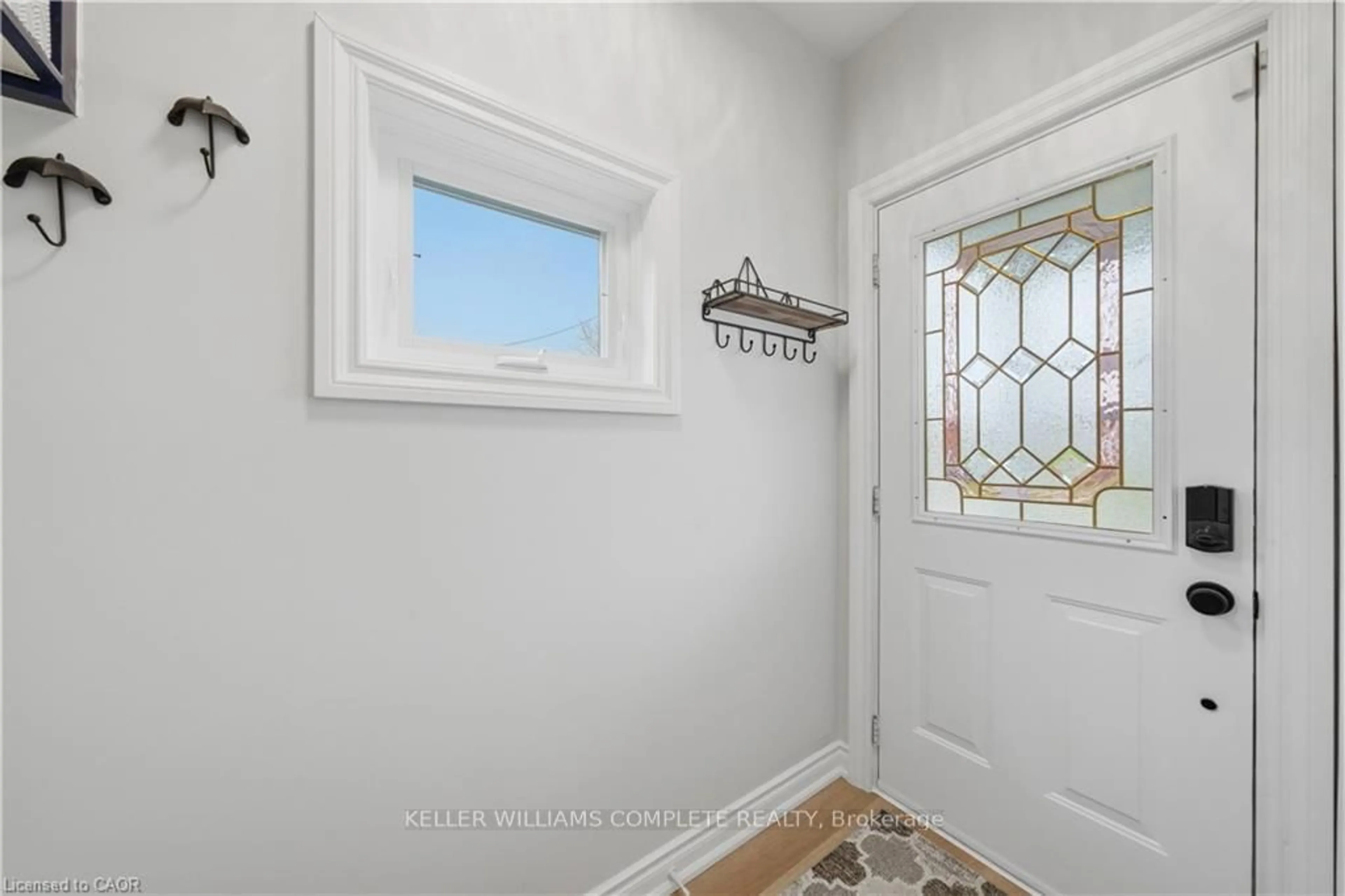 Indoor entryway for 191 BELL Ave, Hamilton Ontario L8K 3E5