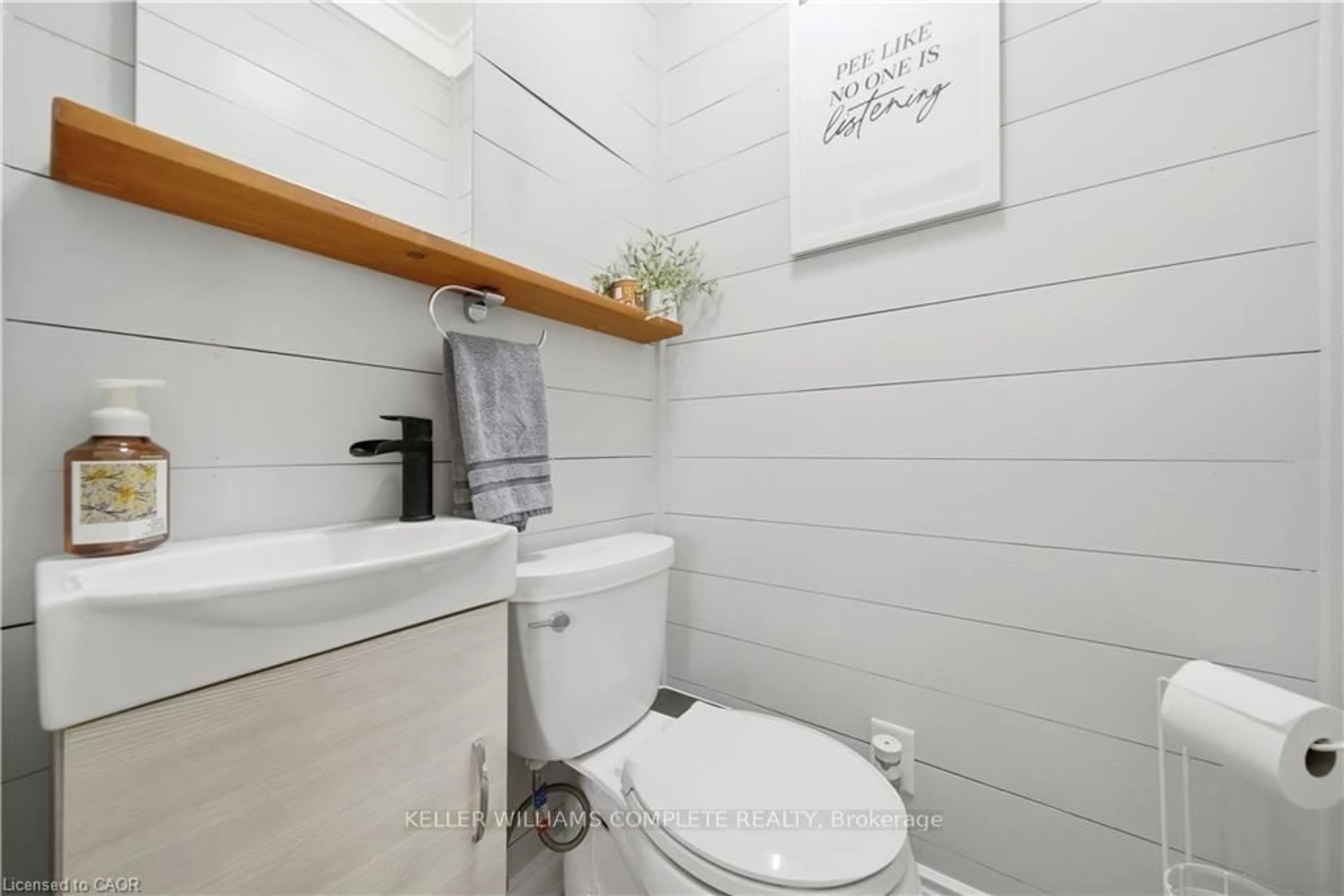 Standard bathroom, ceramic/tile floor for 191 BELL Ave, Hamilton Ontario L8K 3E5