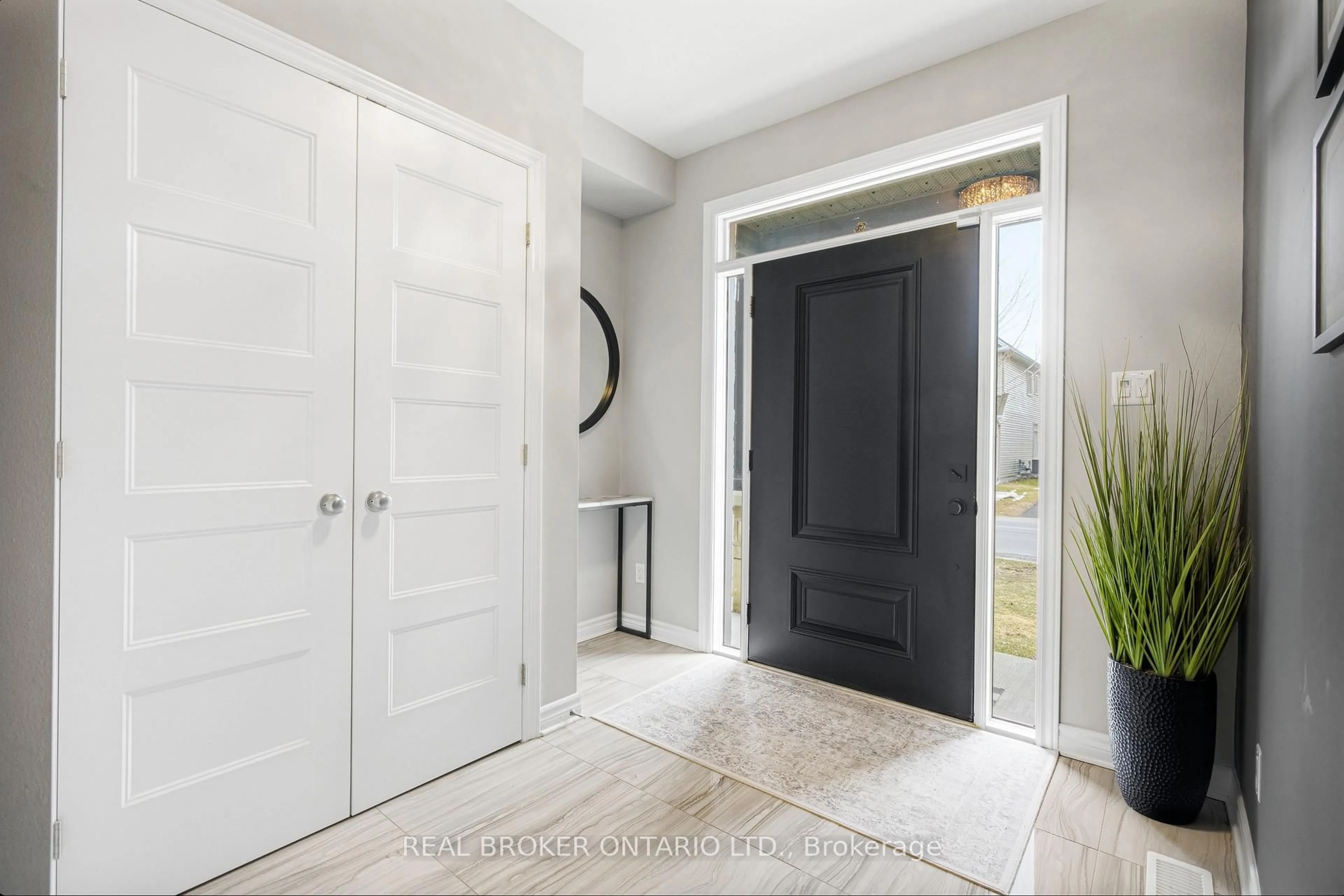 Indoor entryway for 204 Trollius Way, Ottawa Ontario K1T 0R7