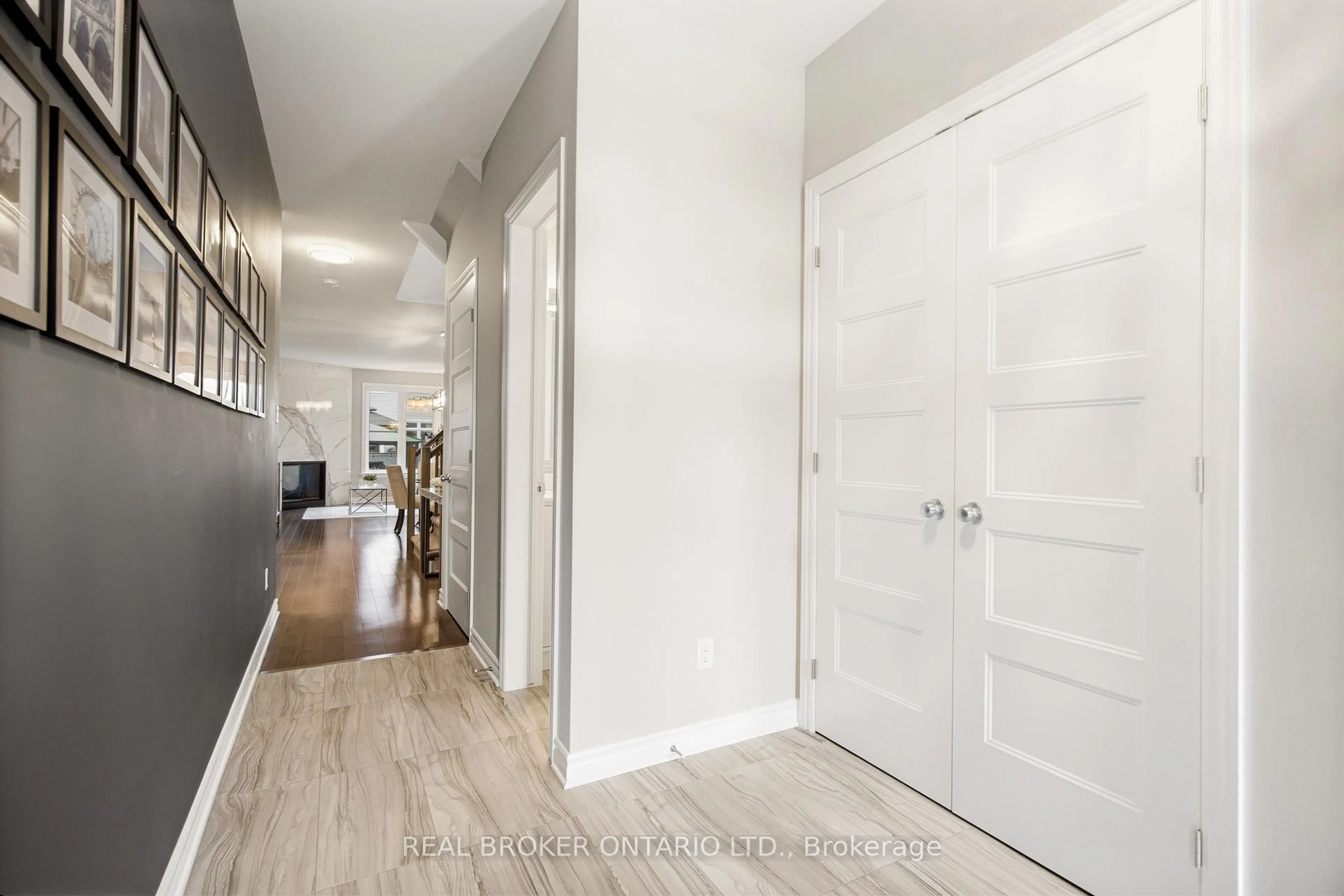 Indoor entryway for 204 Trollius Way, Ottawa Ontario K1T 0R7