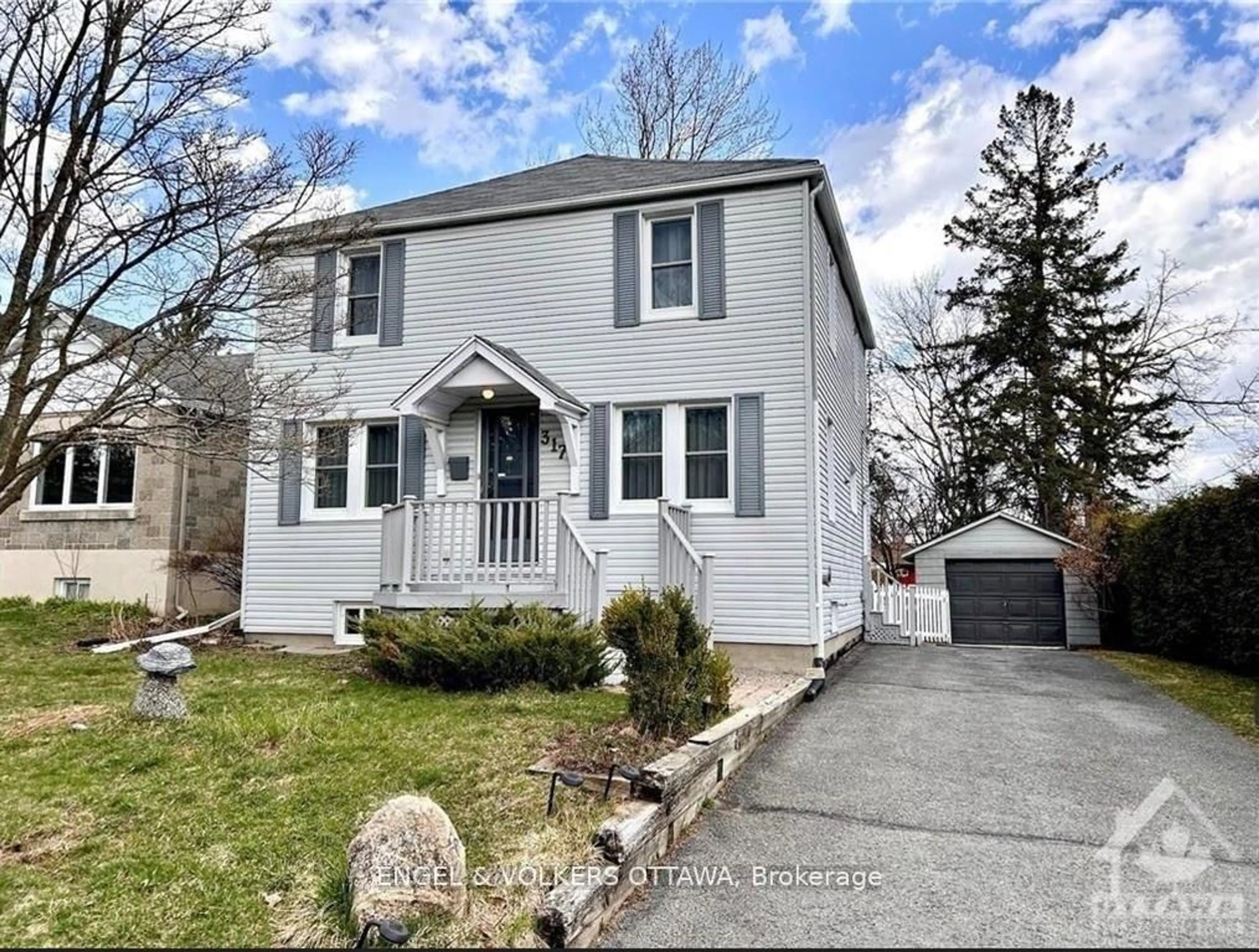 A pic from outside/outdoor area/front of a property/back of a property/a pic from drone, street for 317 SUMMIT Ave, Ottawa Ontario K1H 5Z9