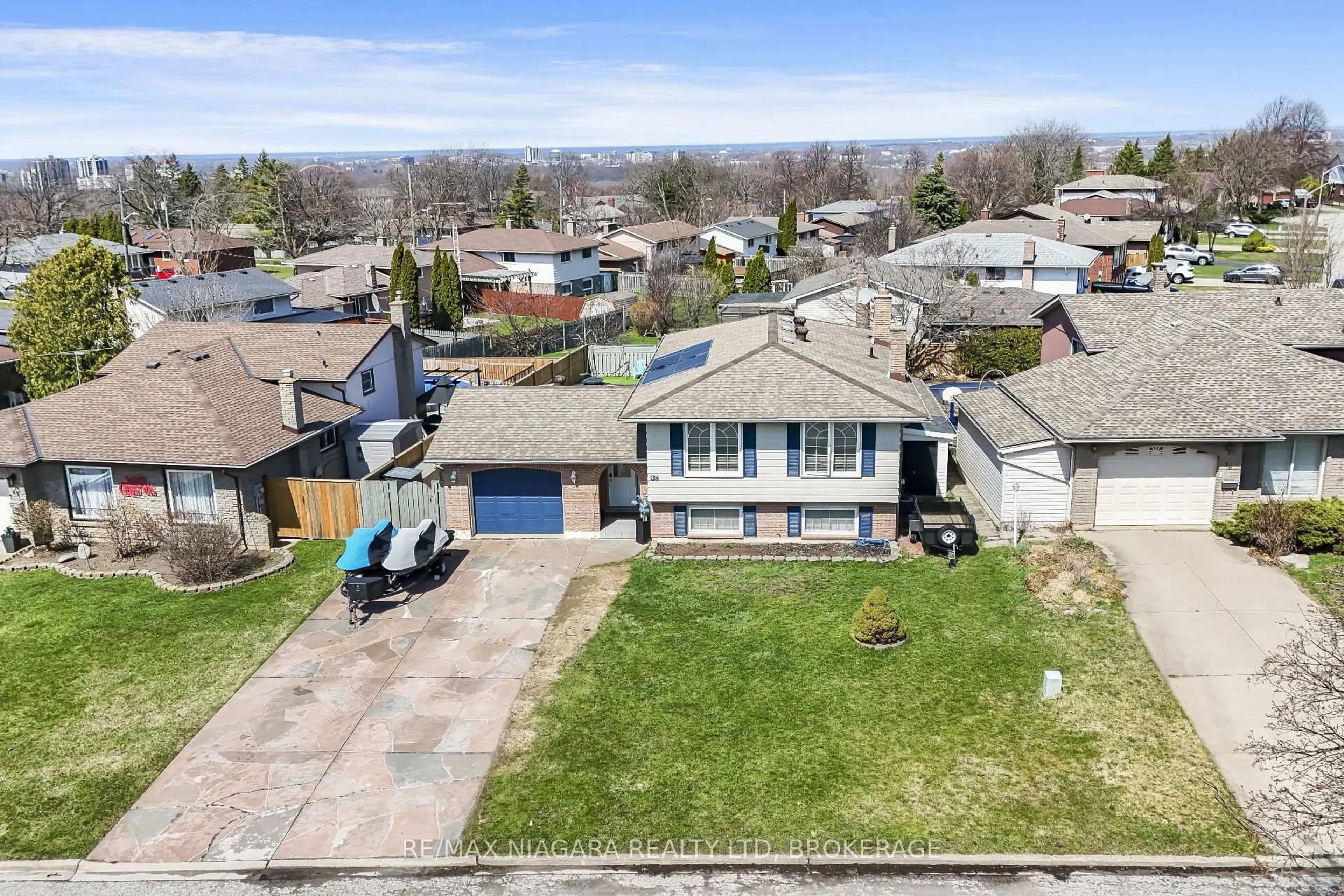 A pic from outside/outdoor area/front of a property/back of a property/a pic from drone, street for 40 Via Dell Monte St, St. Catharines Ontario L2T 3Y2
