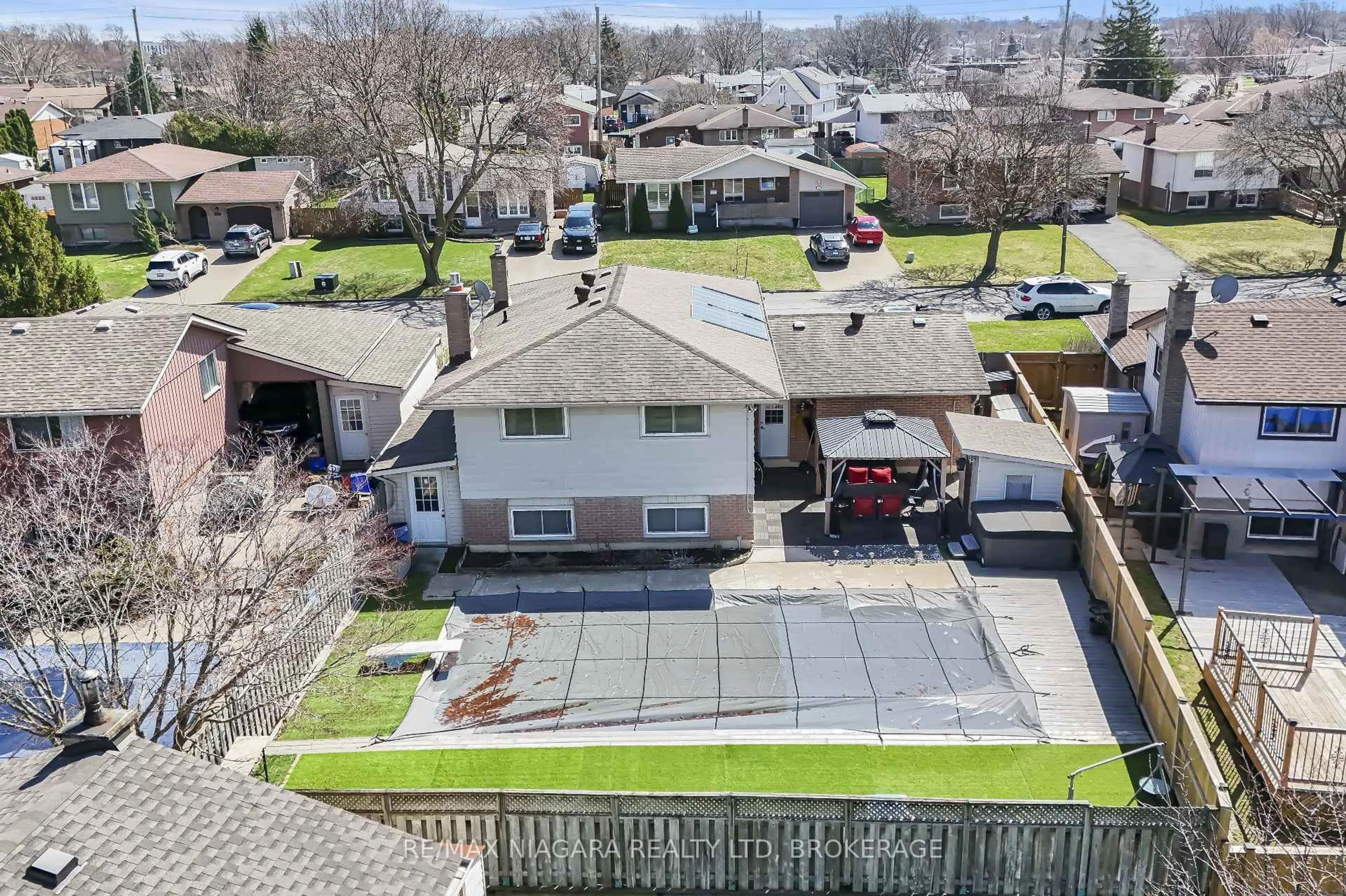A pic from outside/outdoor area/front of a property/back of a property/a pic from drone, street for 40 Via Dell Monte St, St. Catharines Ontario L2T 3Y2