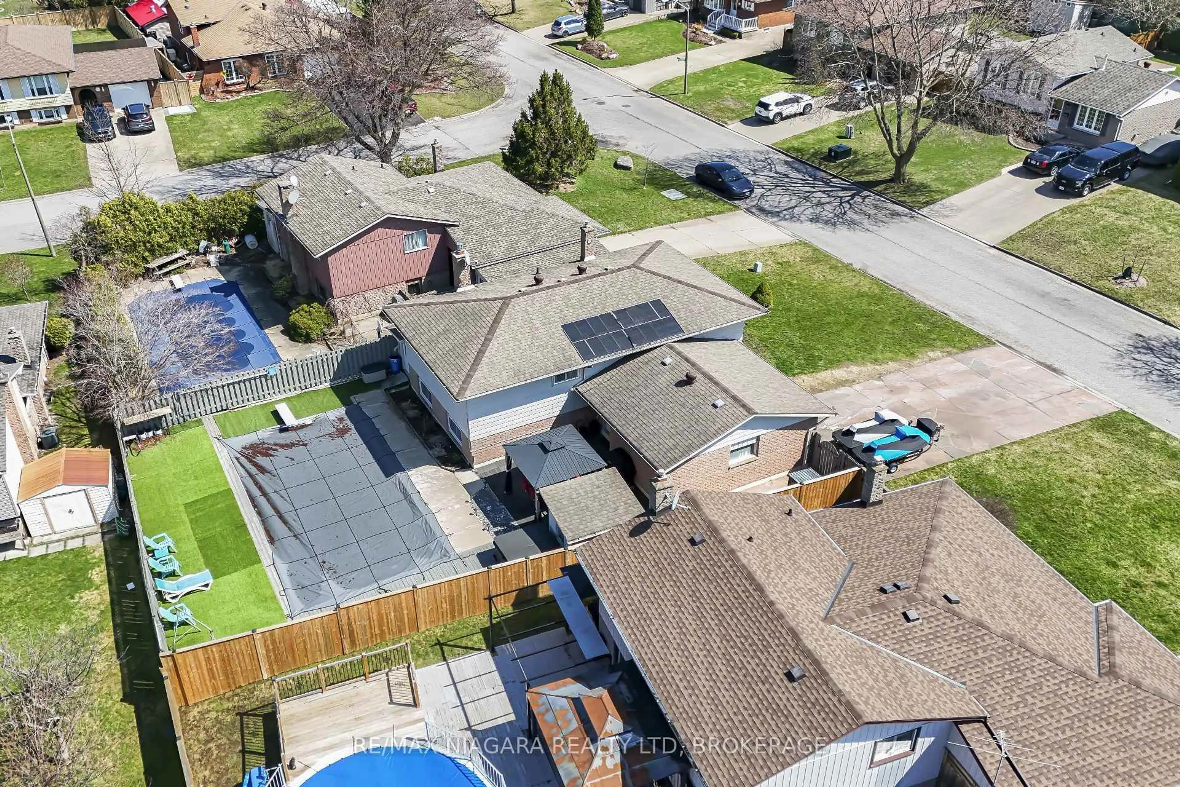A pic from outside/outdoor area/front of a property/back of a property/a pic from drone, street for 40 Via Dell Monte St, St. Catharines Ontario L2T 3Y2