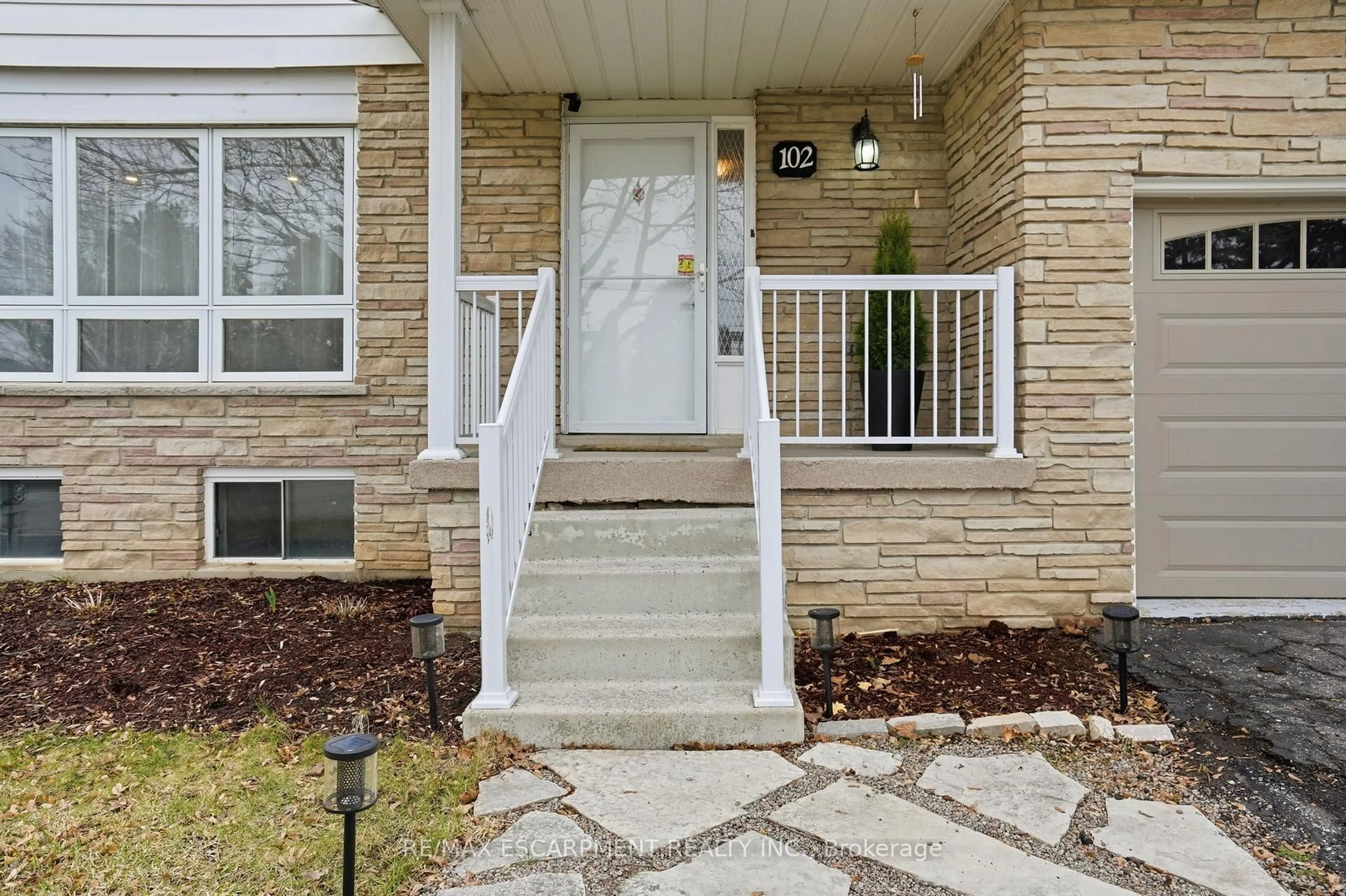 Indoor entryway for 102 Dundee Dr, Haldimand Ontario N3W 1J8