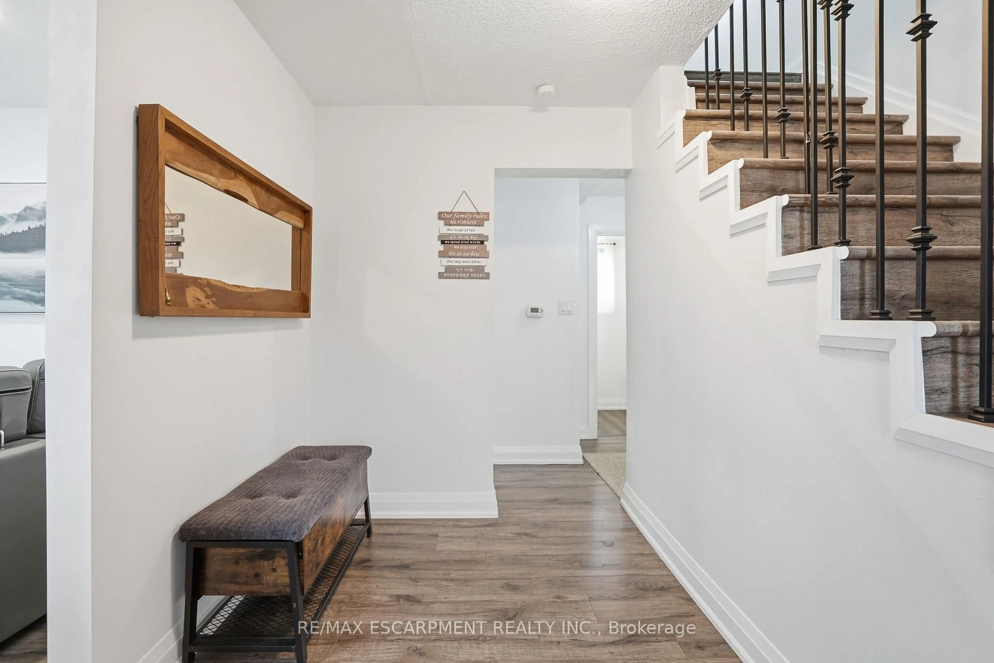 Indoor entryway for 102 Dundee Dr, Haldimand Ontario N3W 1J8