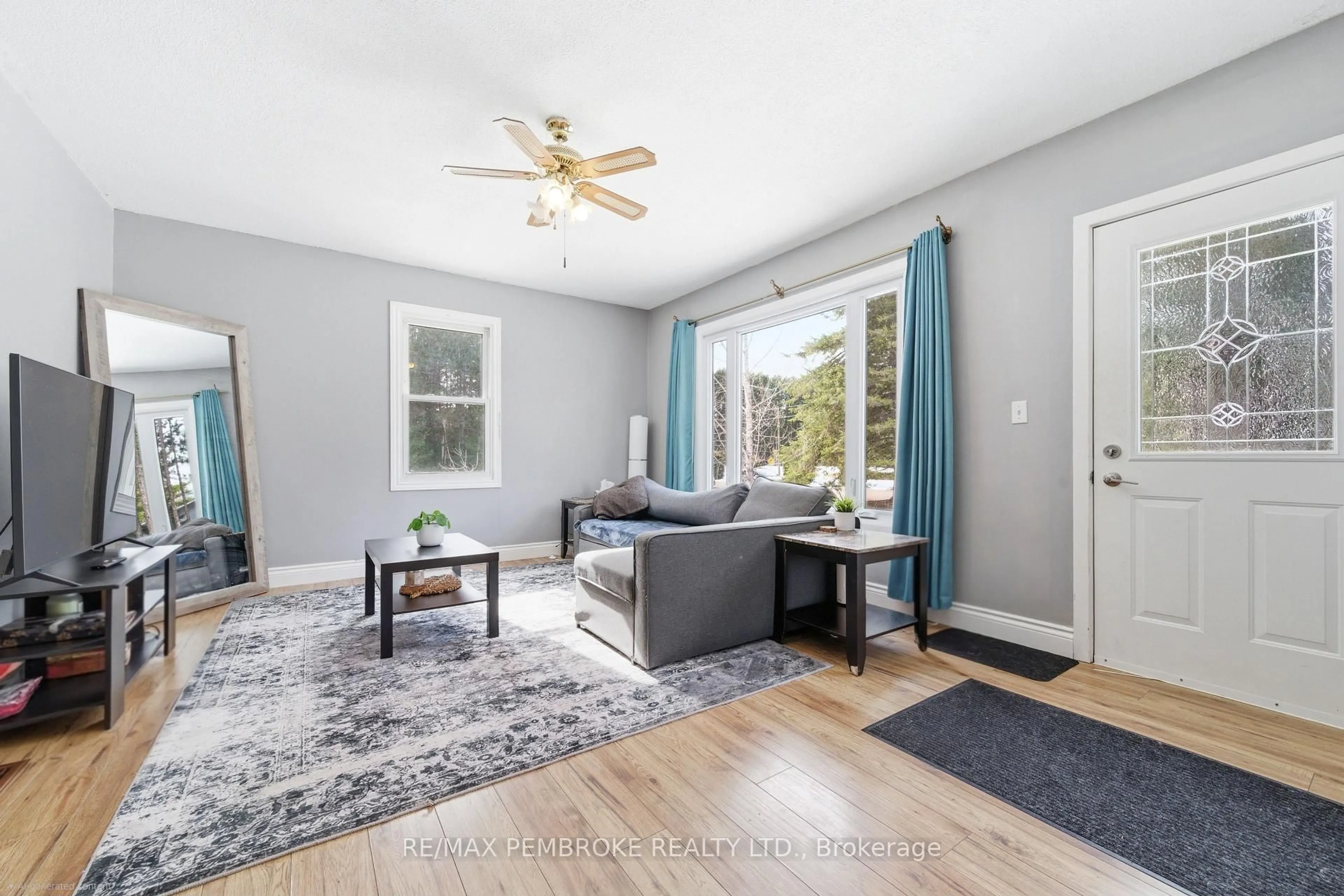 Living room with furniture, unknown for 613 Airport Rd, Petawawa Ontario K8A 6W7