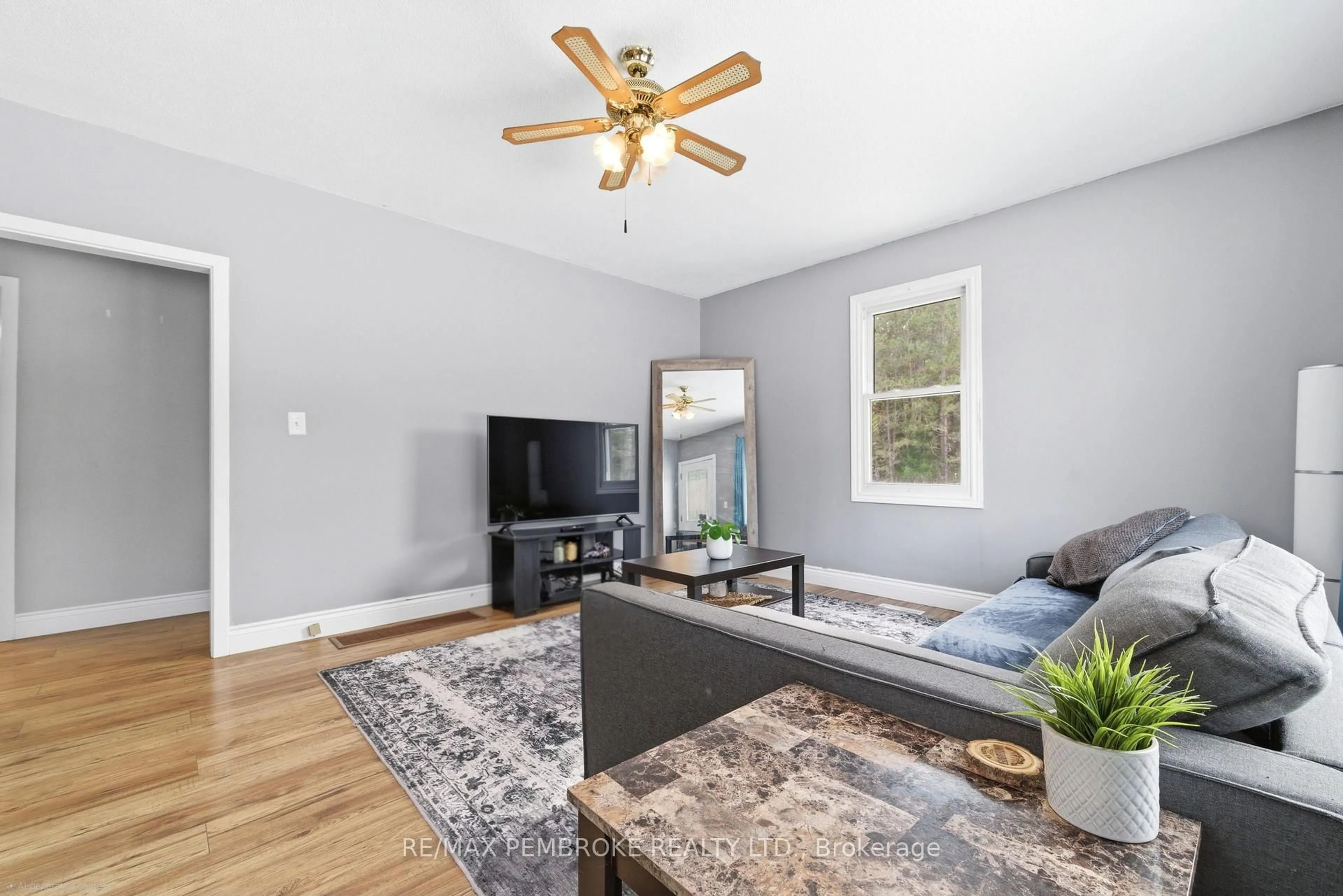 Living room with furniture, unknown for 613 Airport Rd, Petawawa Ontario K8A 6W7