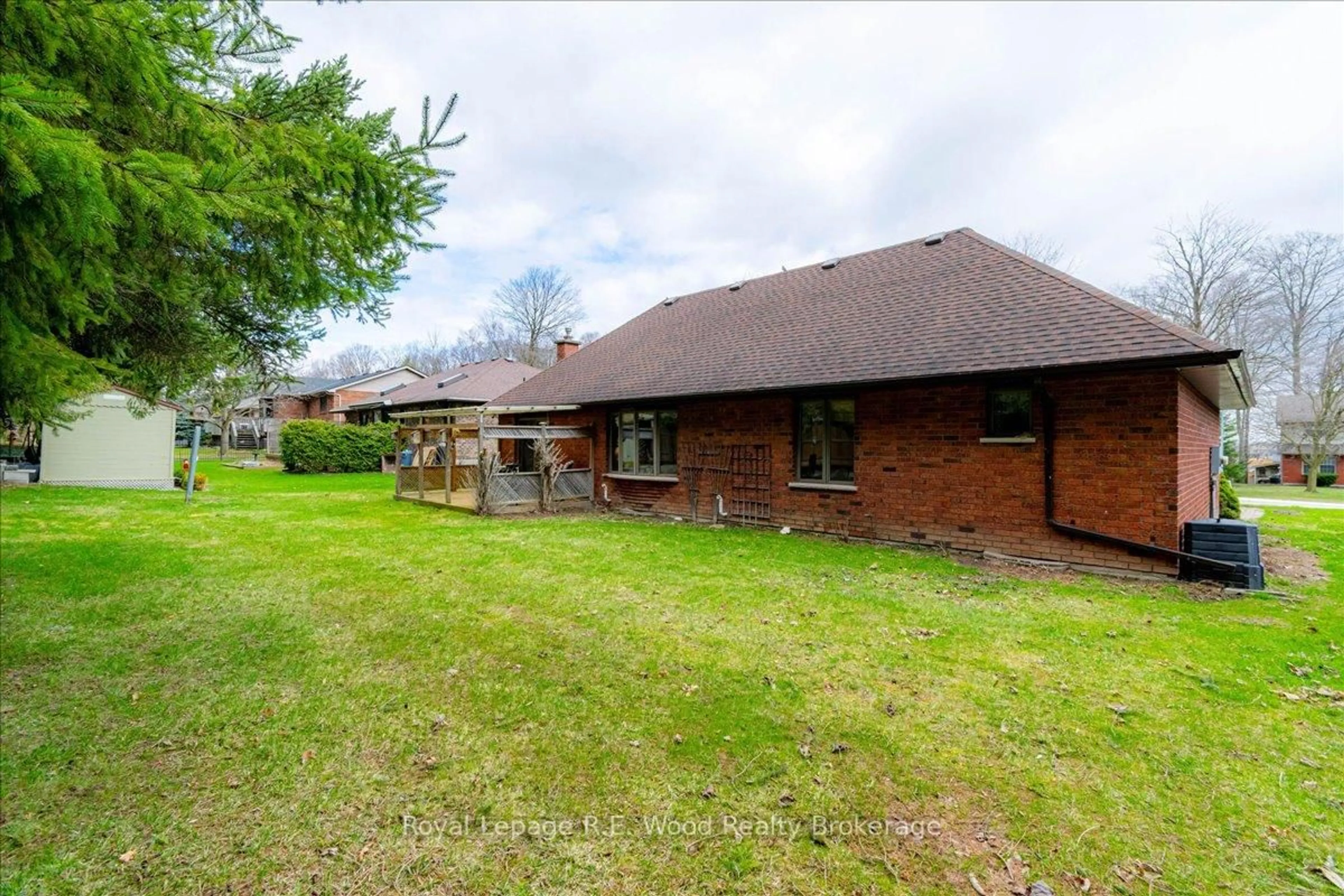 A pic from outside/outdoor area/front of a property/back of a property/a pic from drone, building for 46 Tanager Dr, Tillsonburg Ontario N4G 5J6