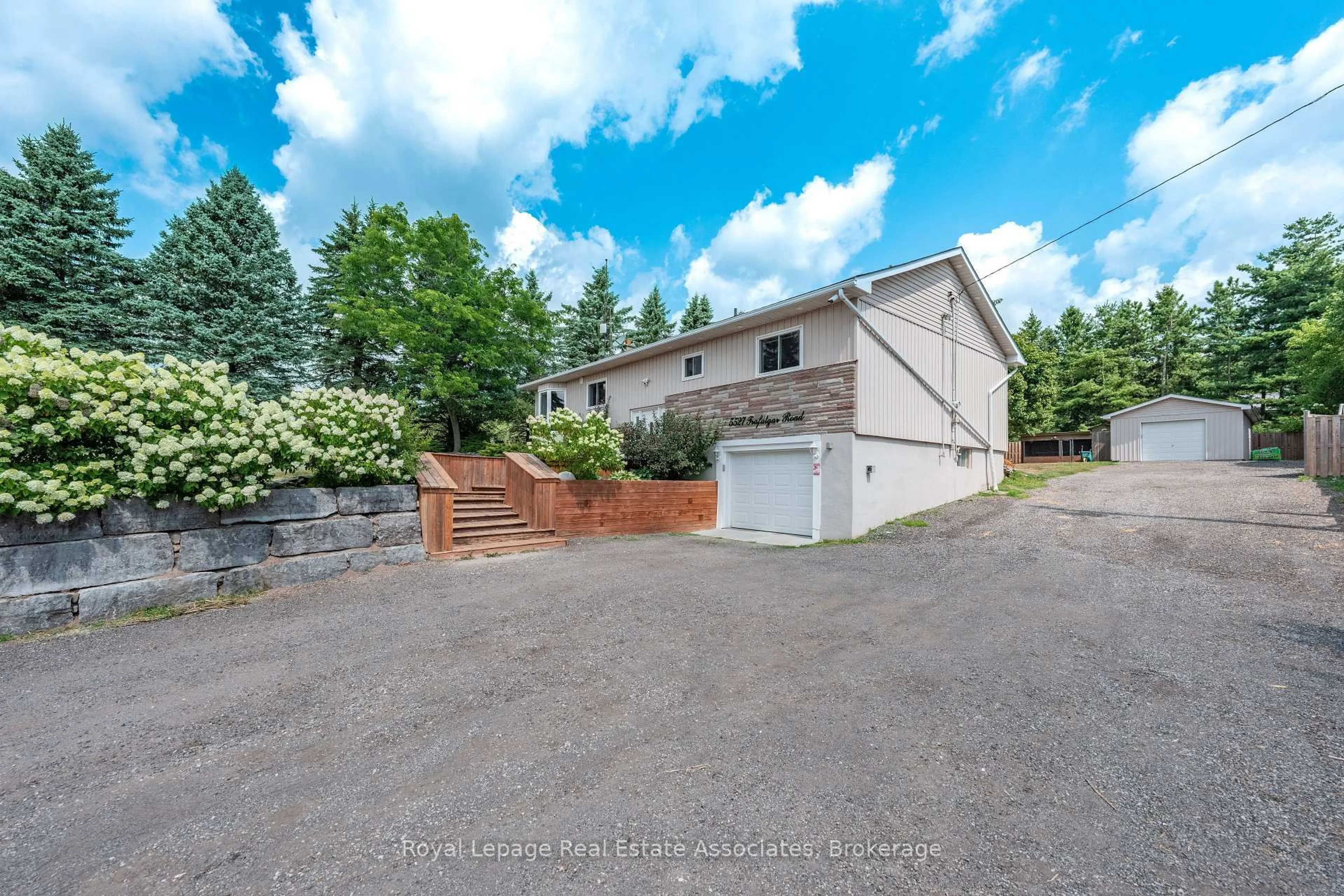 A pic from outside/outdoor area/front of a property/back of a property/a pic from drone, street for 5527 Trafalgar Rd, Erin Ontario N0B 1T0