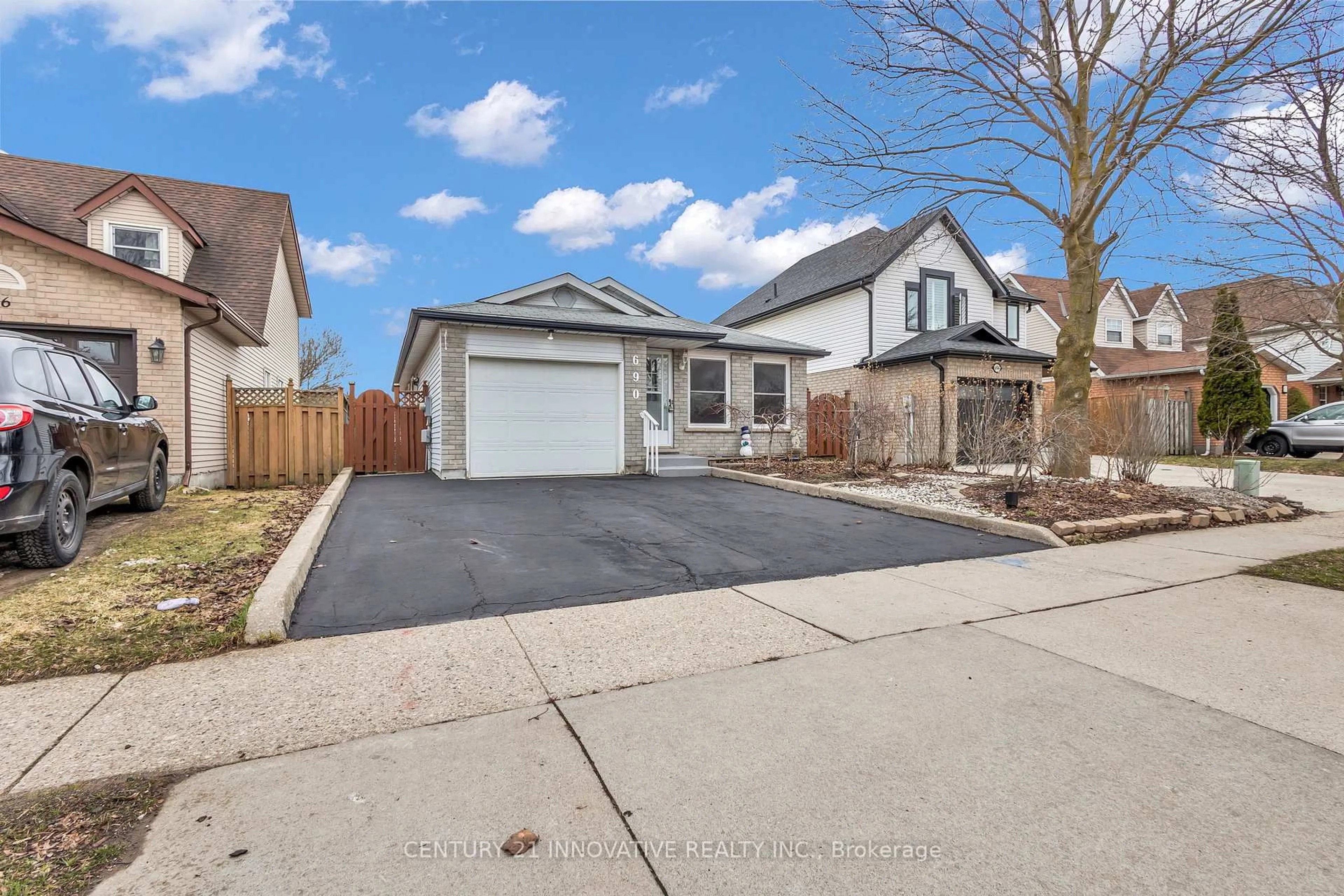 A pic from outside/outdoor area/front of a property/back of a property/a pic from drone, street for 690 Elgin St, Cambridge Ontario N1R 7W5