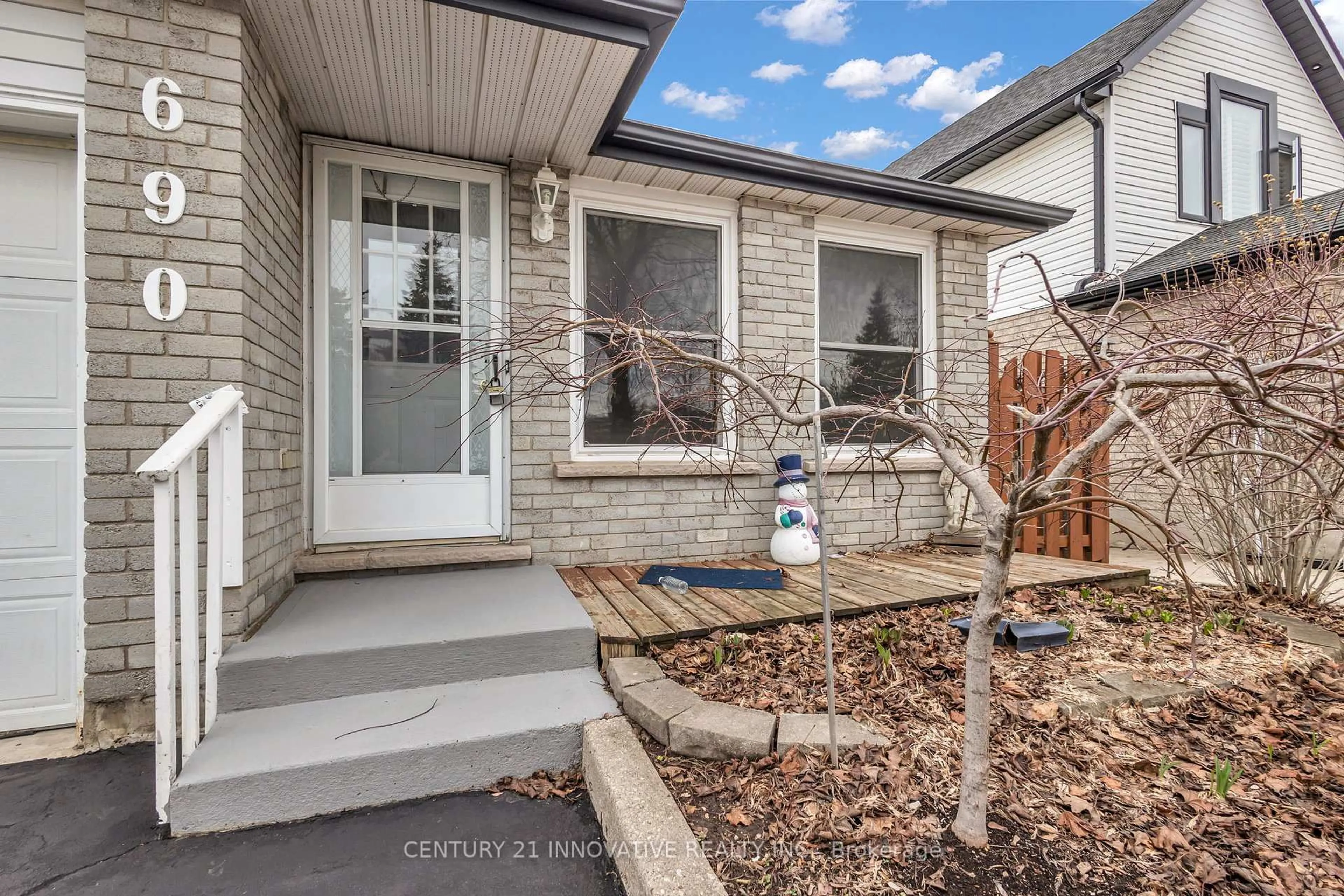 Home with brick exterior material, street for 690 Elgin St, Cambridge Ontario N1R 7W5