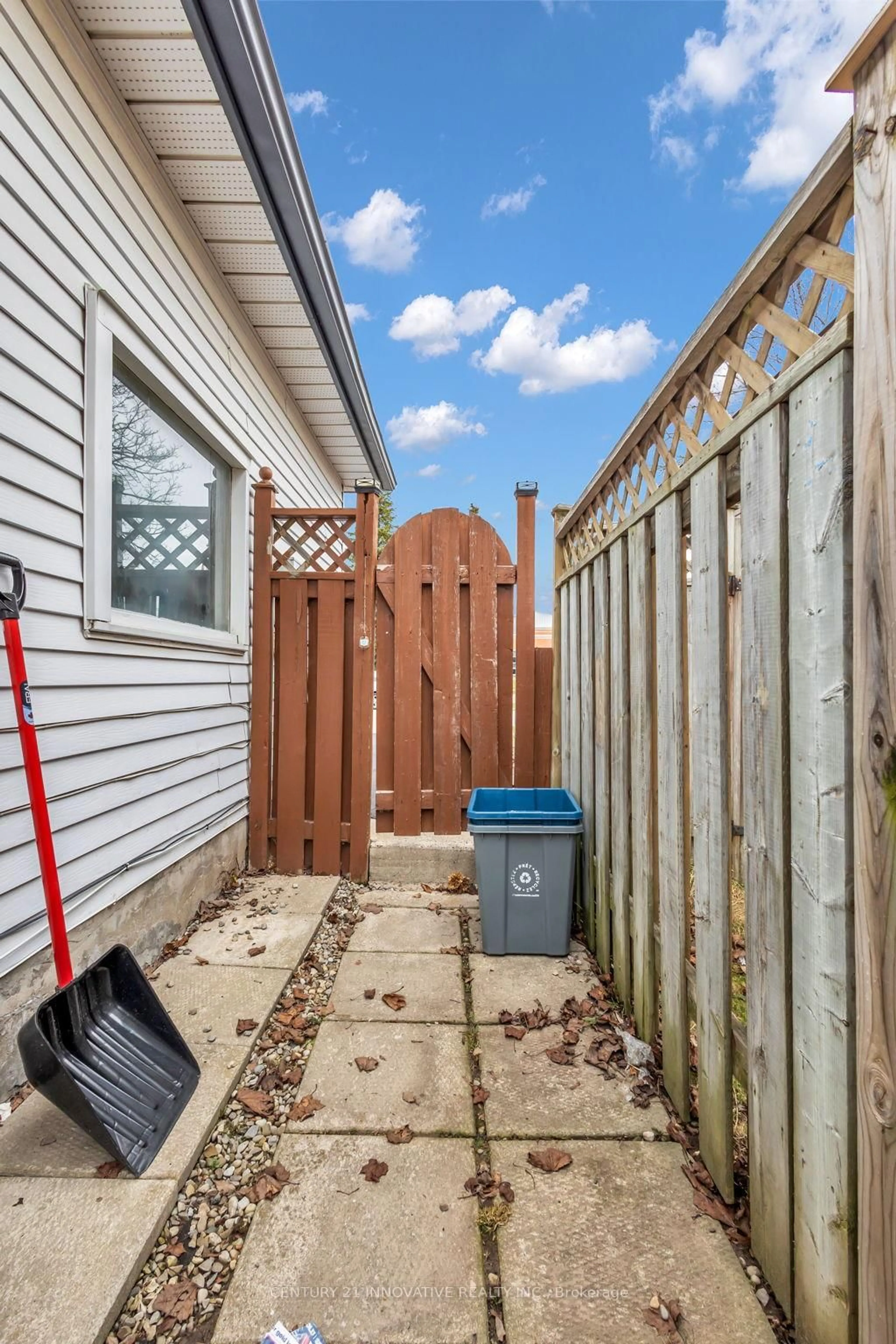 Shed for 690 Elgin St, Cambridge Ontario N1R 7W5