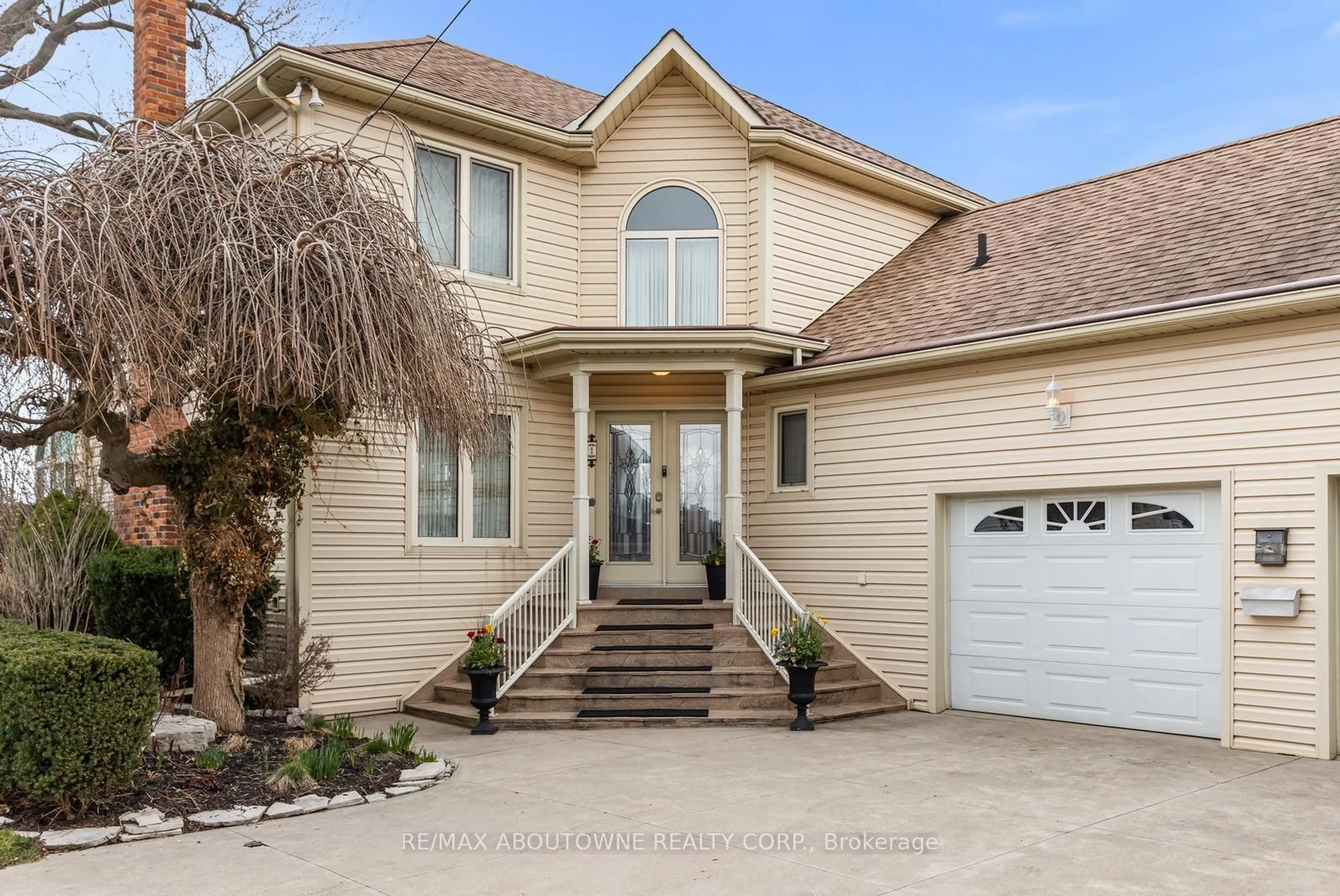 Home with vinyl exterior material, street for 1 Twelfth St, Grimsby Ontario L3M 2V6