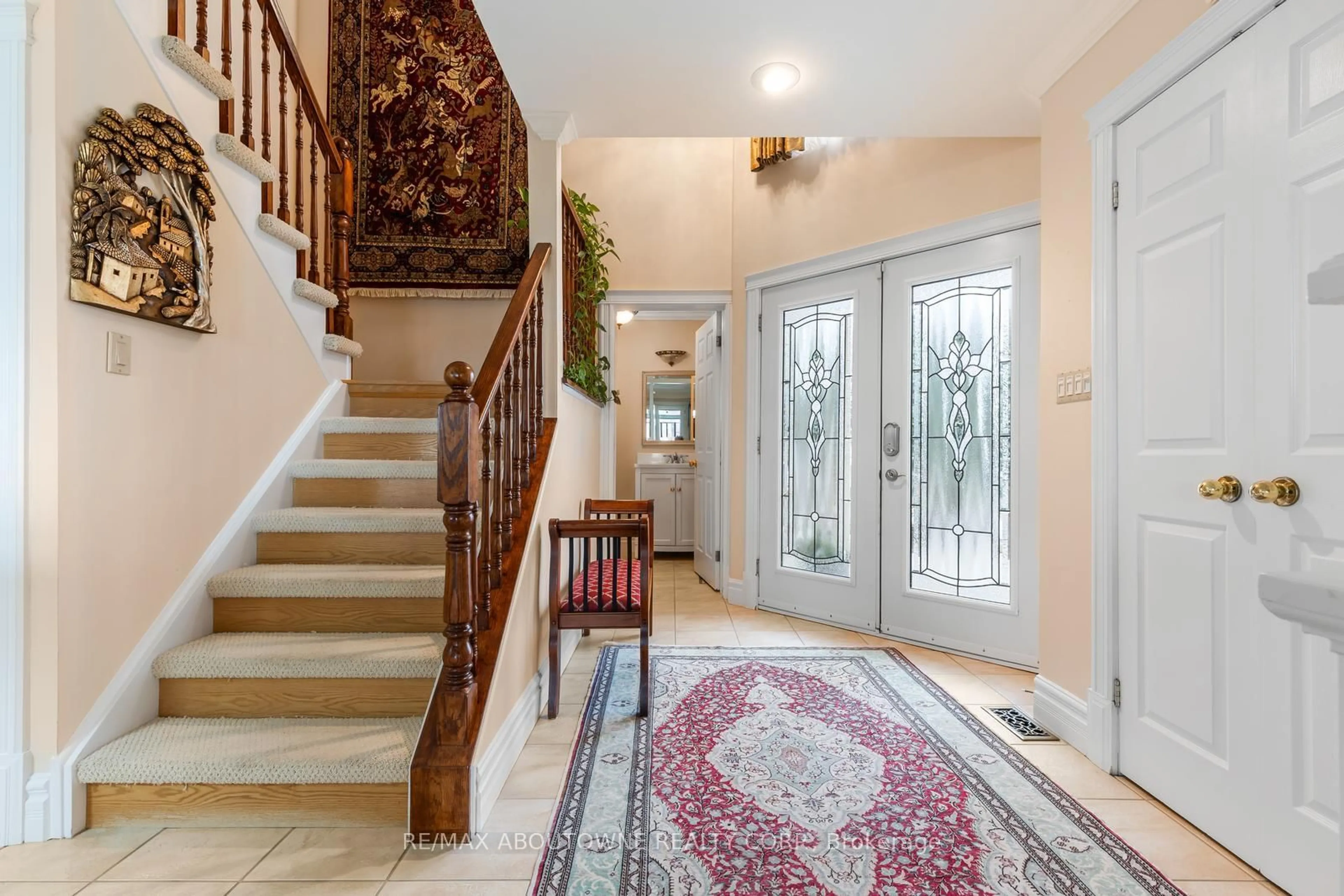 Indoor entryway for 1 Twelfth St, Grimsby Ontario L3M 2V6