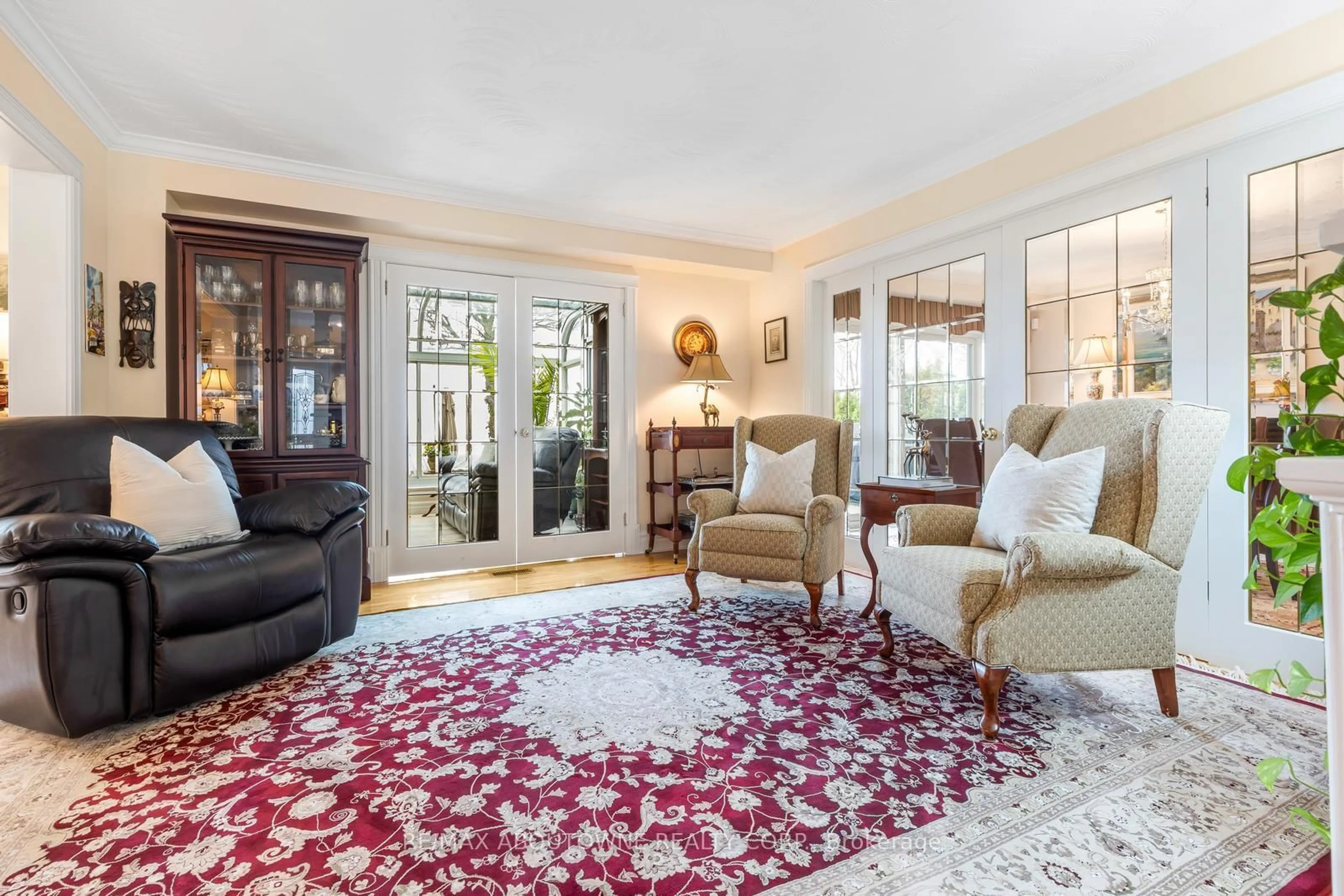 Living room with furniture, carpet floor for 1 Twelfth St, Grimsby Ontario L3M 2V6