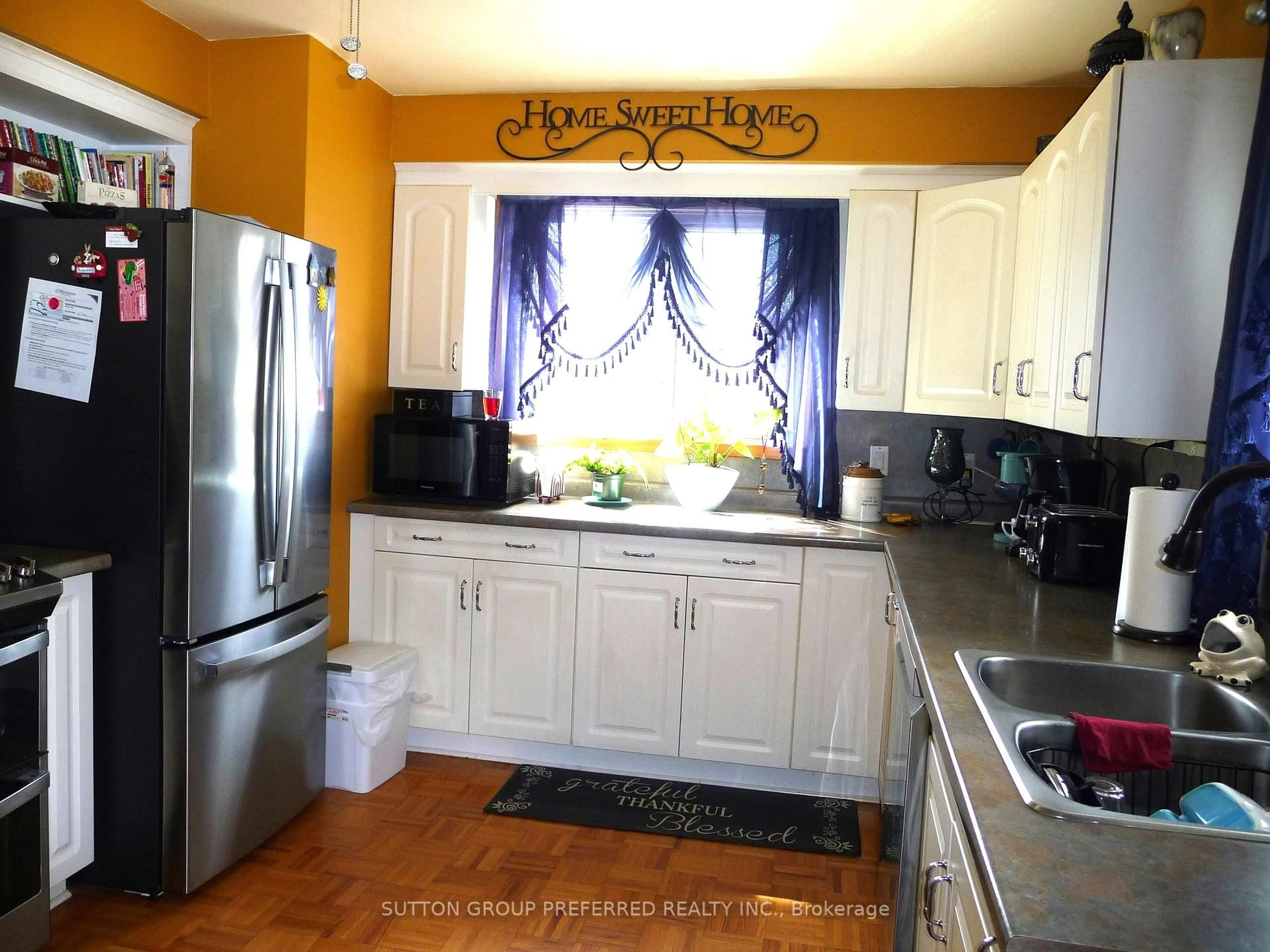 Standard kitchen, ceramic/tile floor for 92 Earl St, Chatham-Kent Ontario N8A 1C7