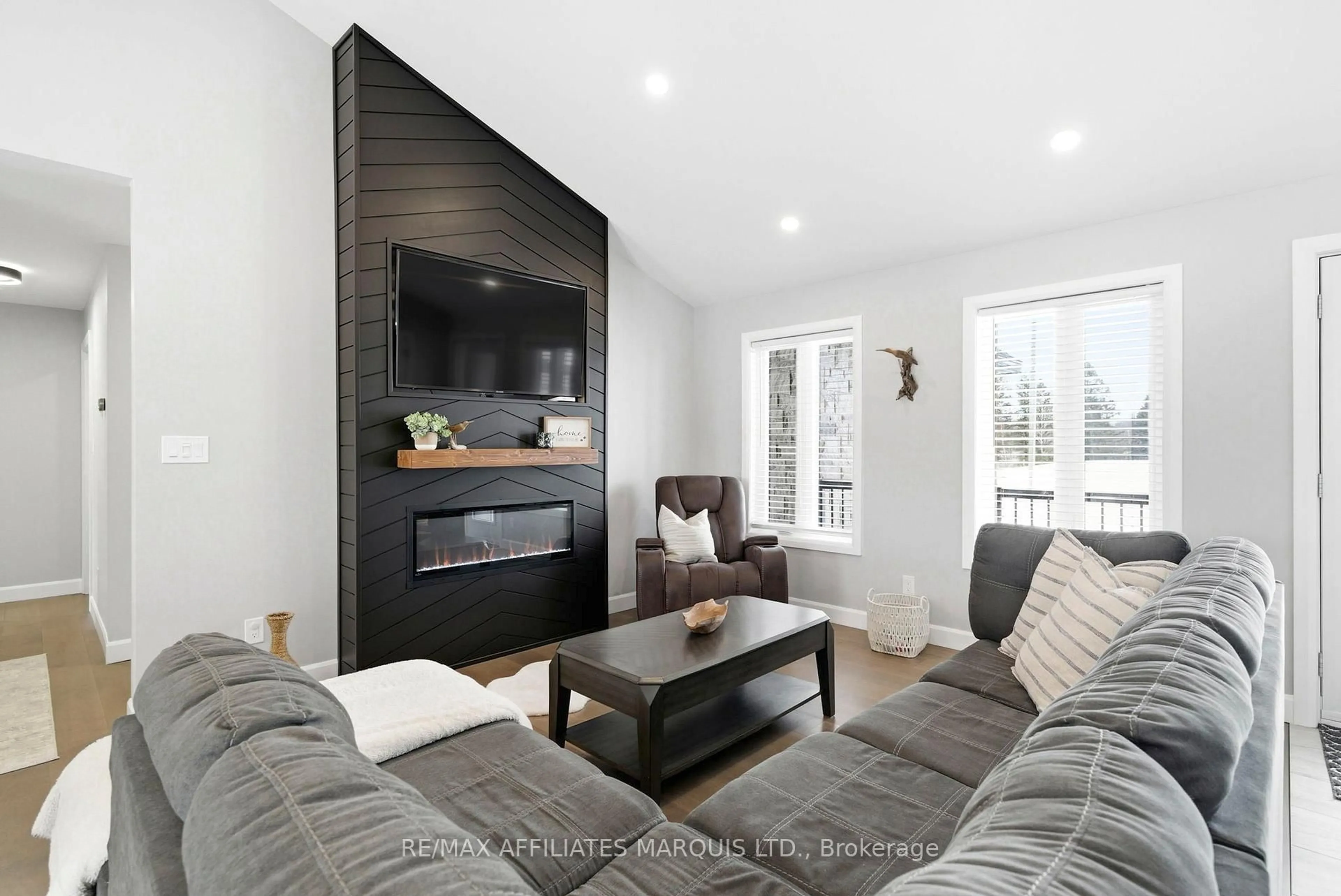 Living room with furniture, wood/laminate floor for 6836 James Cres, South Glengarry Ontario K0C 2E0