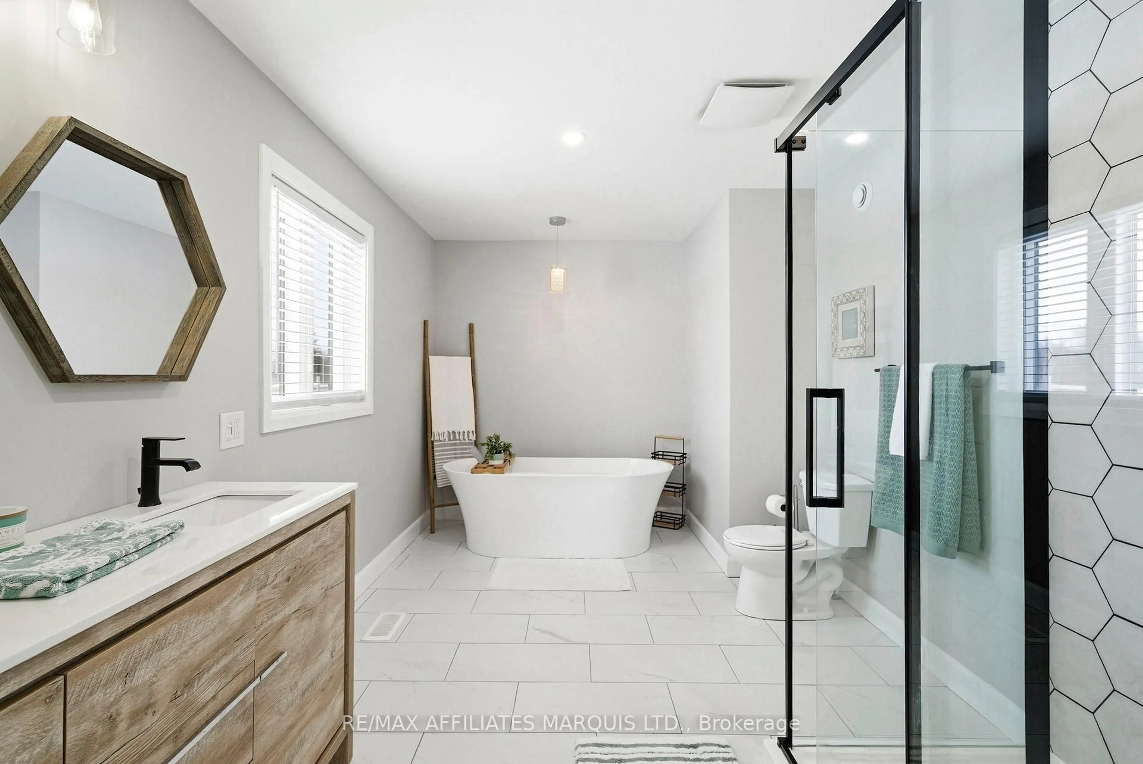 Contemporary bathroom, ceramic/tile floor for 6836 James Cres, South Glengarry Ontario K0C 2E0
