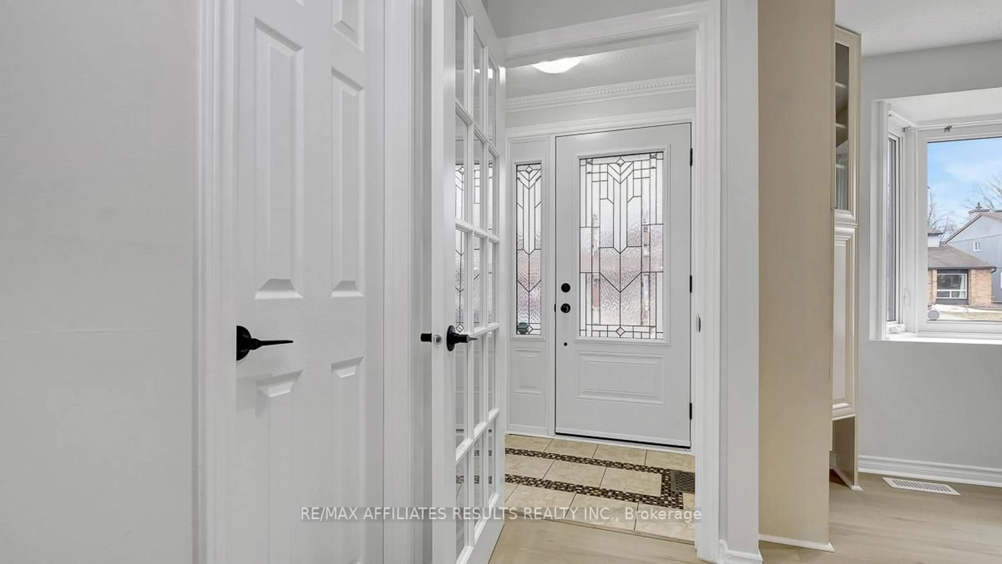 Indoor entryway for 195 Sherway Dr, Ottawa Ontario K2J 1Y1