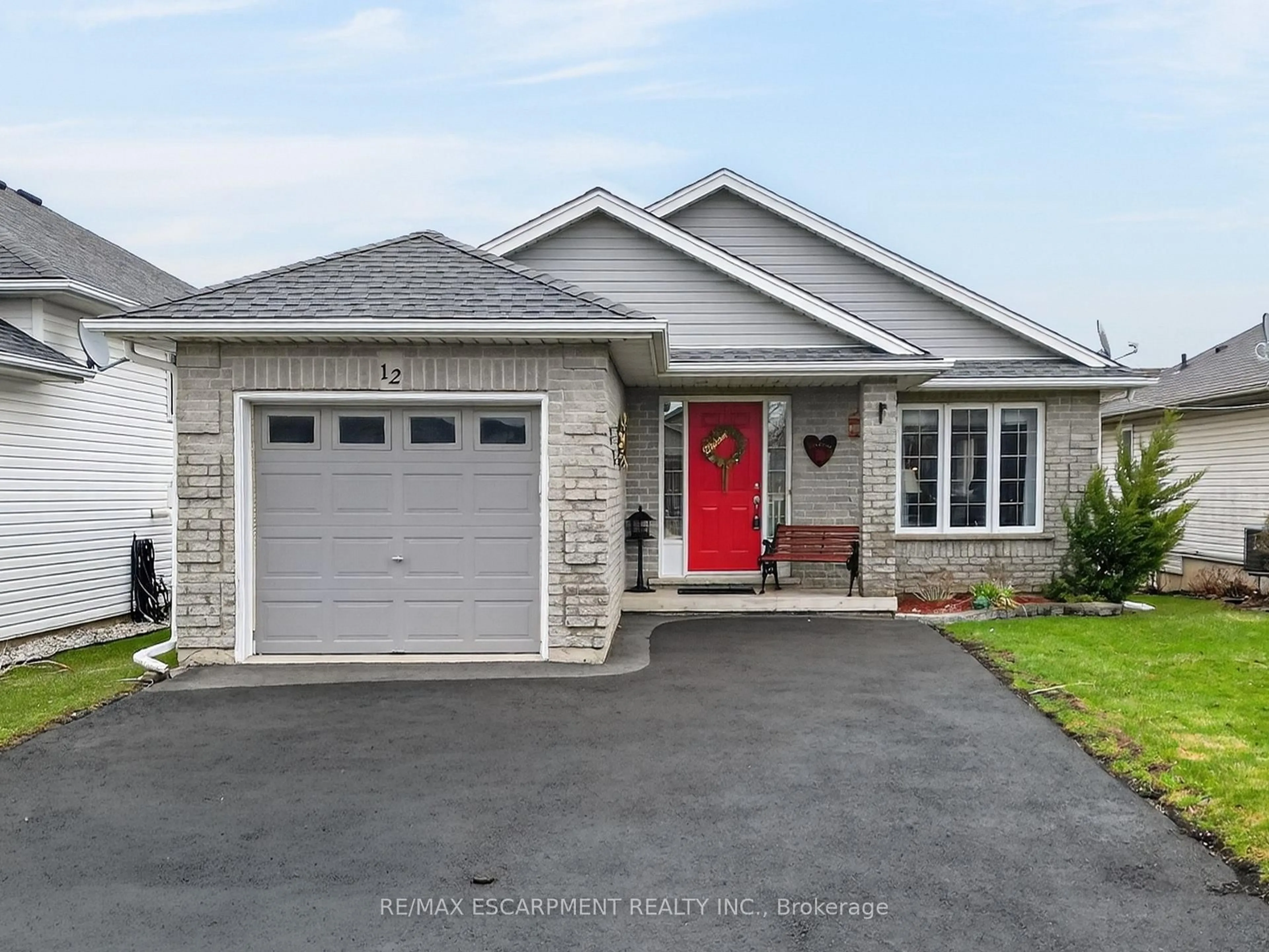 Home with vinyl exterior material, street for 12 Courtney Cres, Welland Ontario L3C 7H9