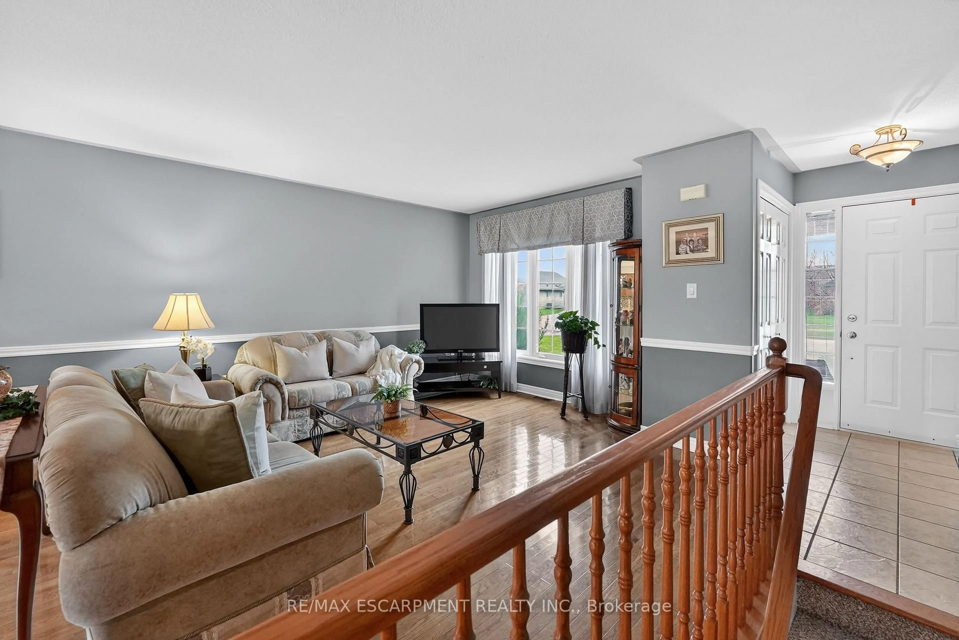 Living room with furniture, unknown for 12 Courtney Cres, Welland Ontario L3C 7H9