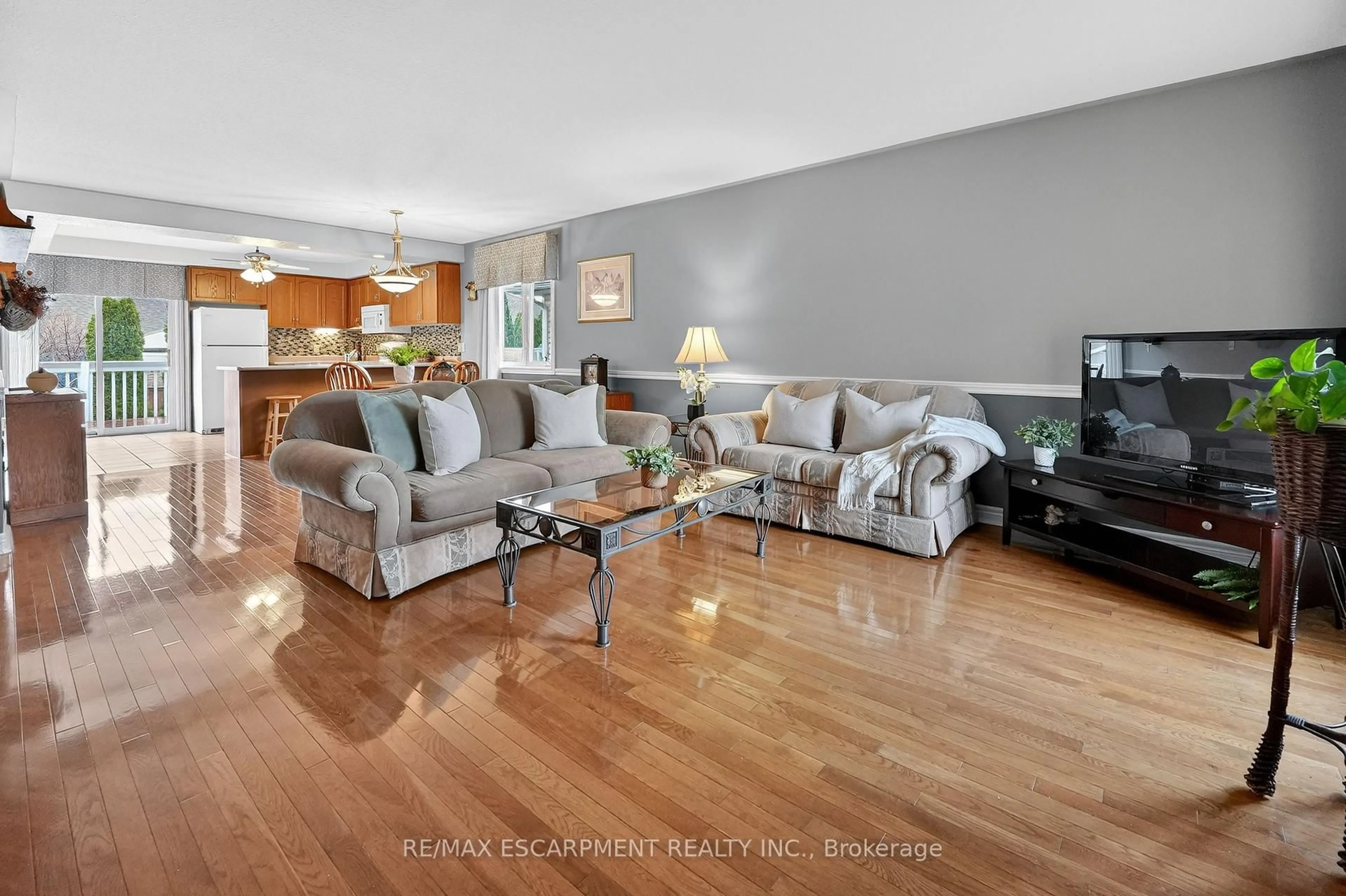 Living room with furniture, unknown for 12 Courtney Cres, Welland Ontario L3C 7H9