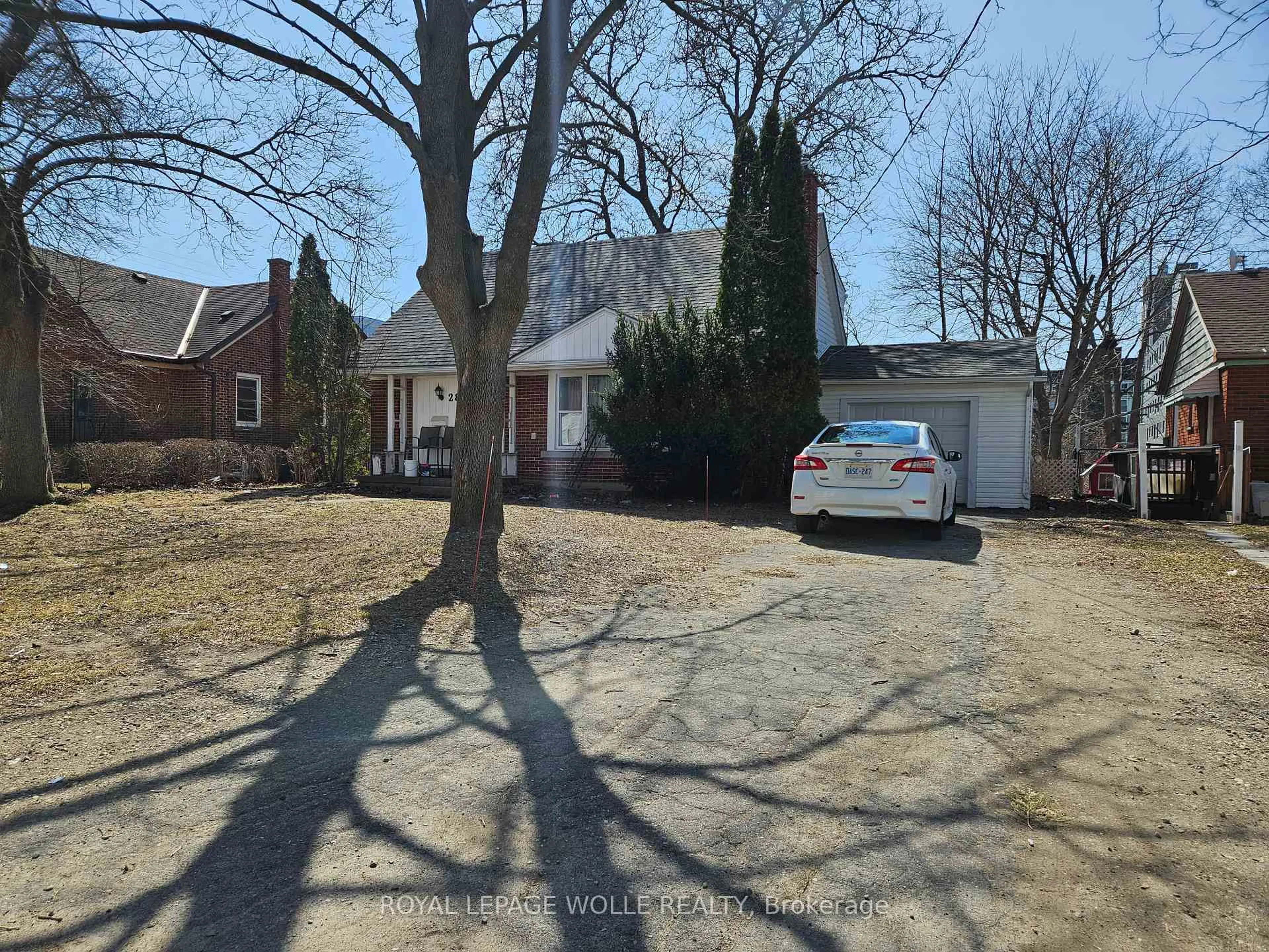 A pic from outside/outdoor area/front of a property/back of a property/a pic from drone, street for 289 Albert St, Waterloo Ontario N2L 3T9