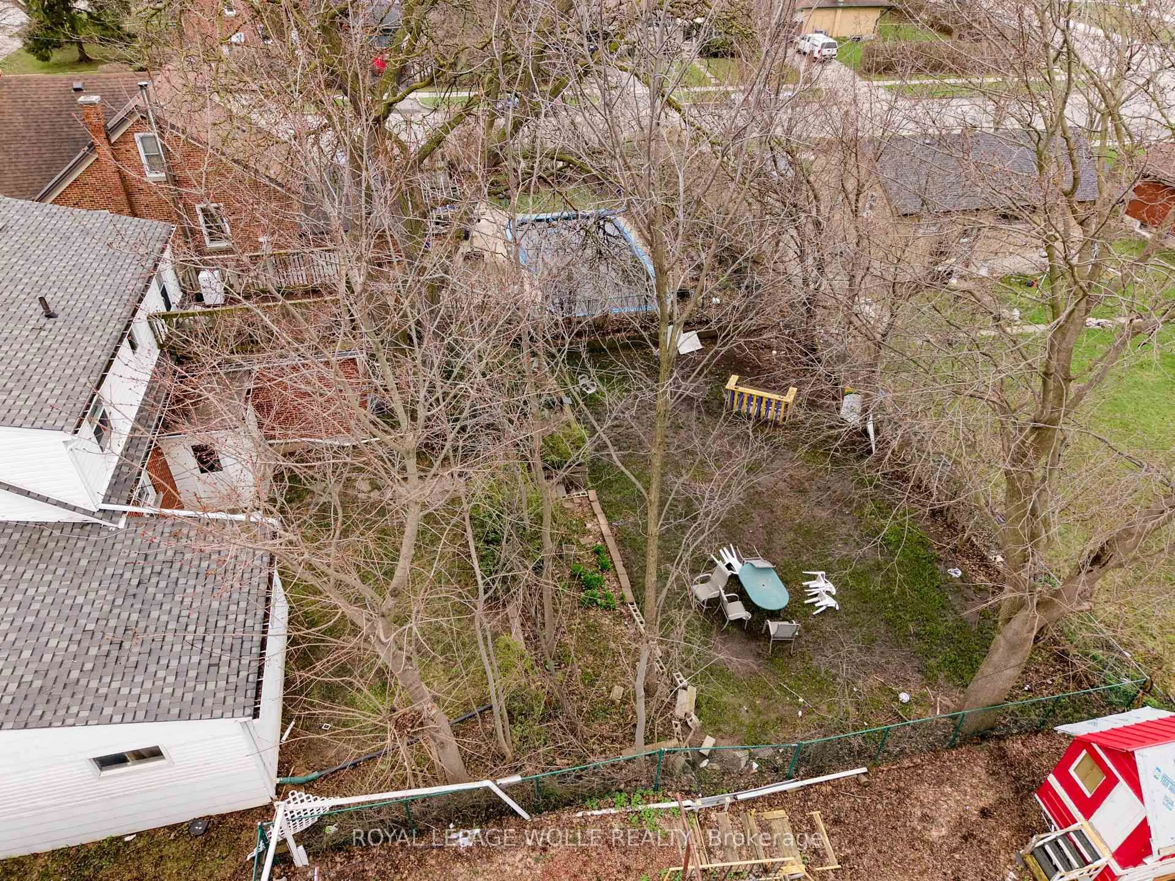 A pic from outside/outdoor area/front of a property/back of a property/a pic from drone, street for 289 Albert St, Waterloo Ontario N2L 3T9