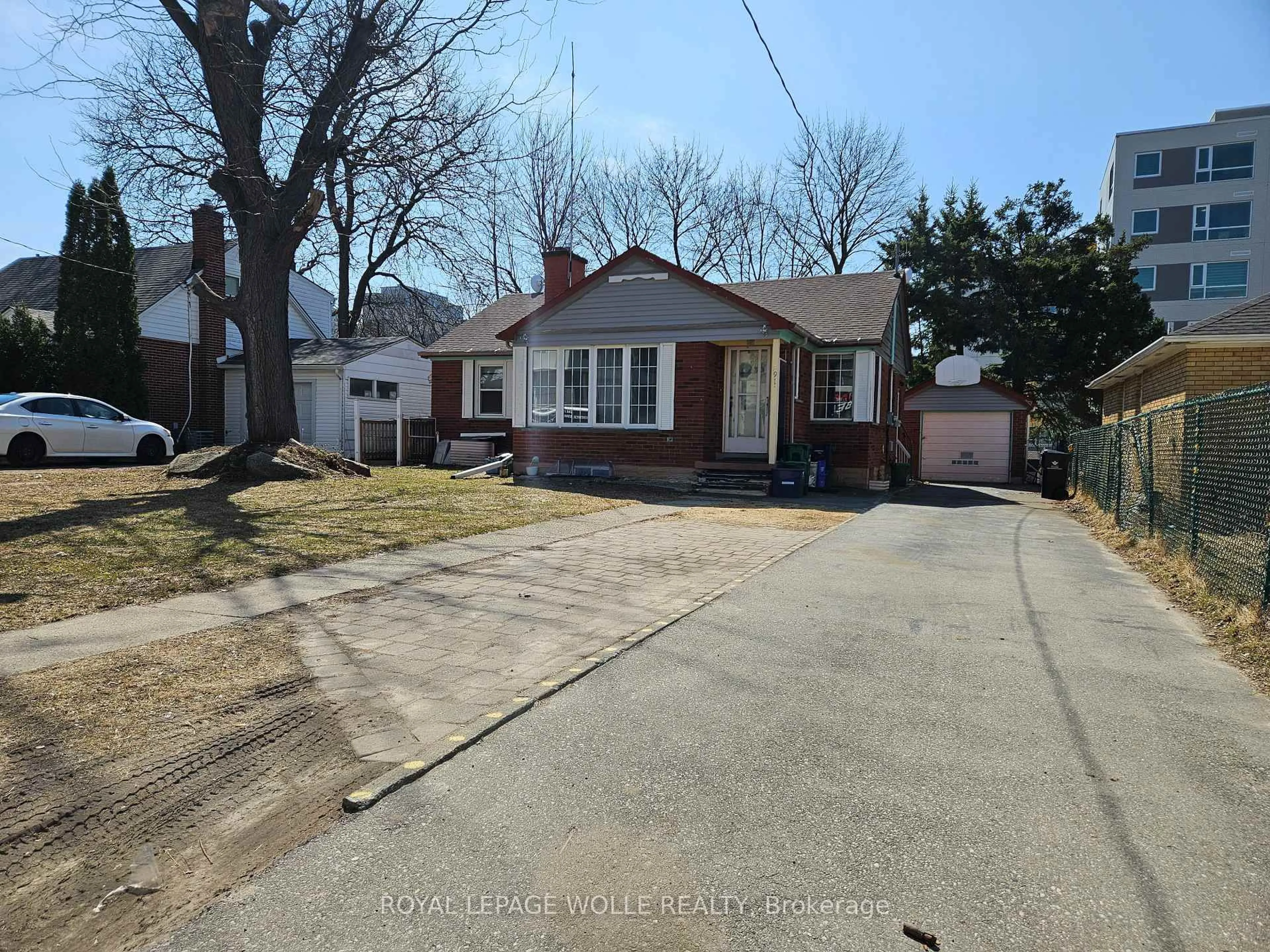 A pic from outside/outdoor area/front of a property/back of a property/a pic from drone, street for 291 Albert St, Waterloo Ontario N2L 3T9