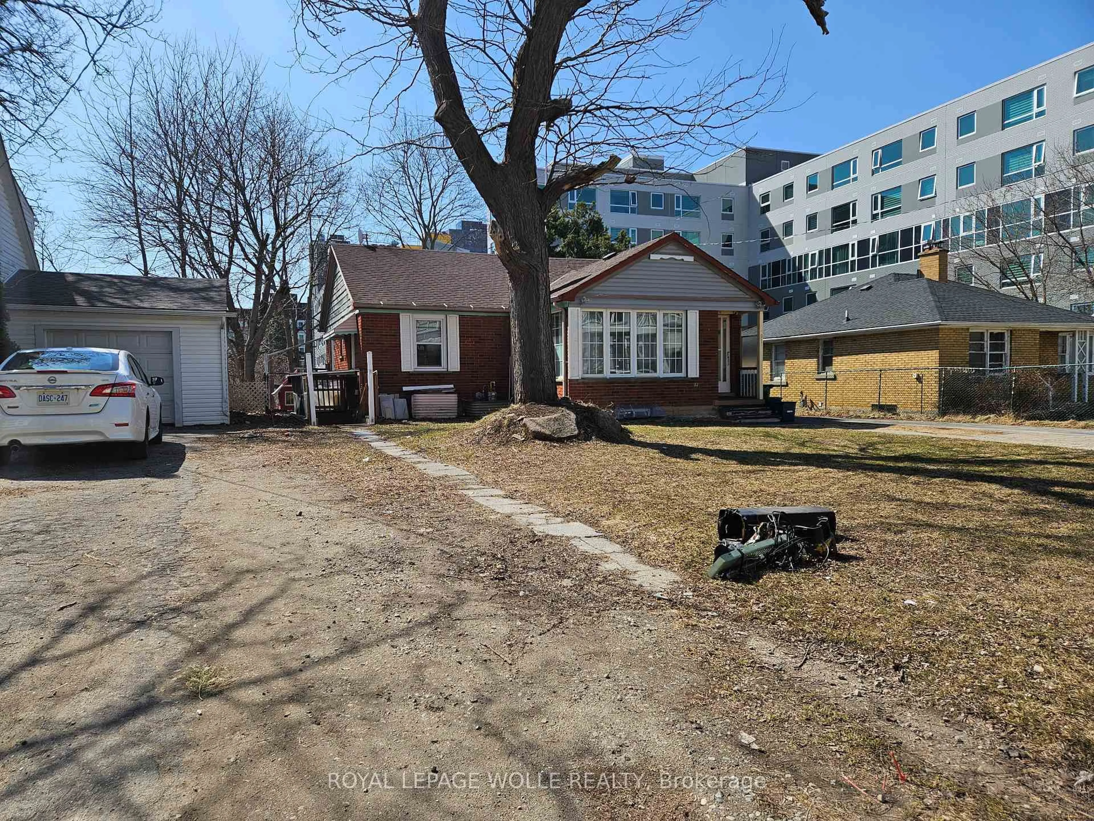 A pic from outside/outdoor area/front of a property/back of a property/a pic from drone, street for 291 Albert St, Waterloo Ontario N2L 3T9