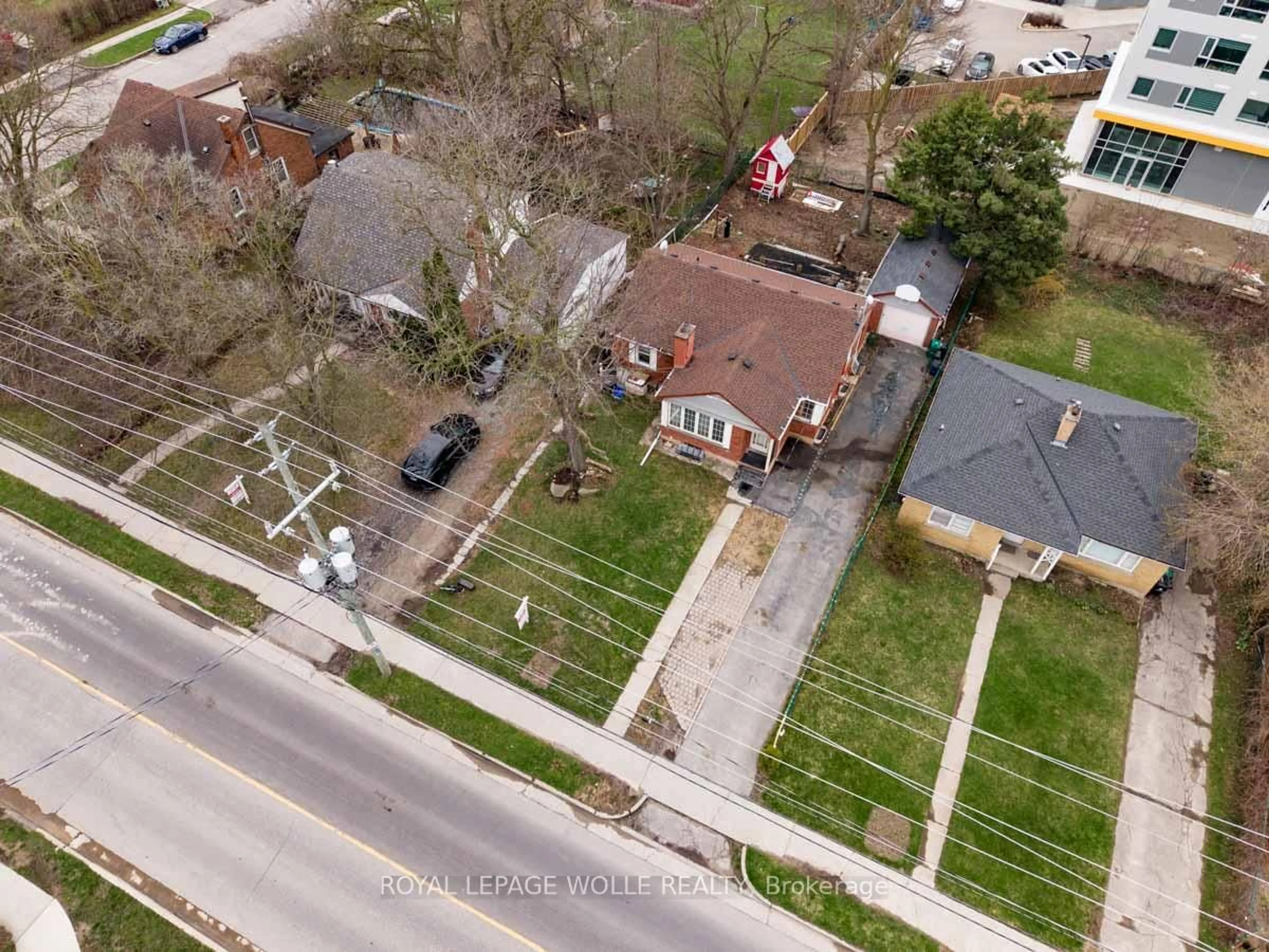 A pic from outside/outdoor area/front of a property/back of a property/a pic from drone, street for 291 Albert St, Waterloo Ontario N2L 3T9