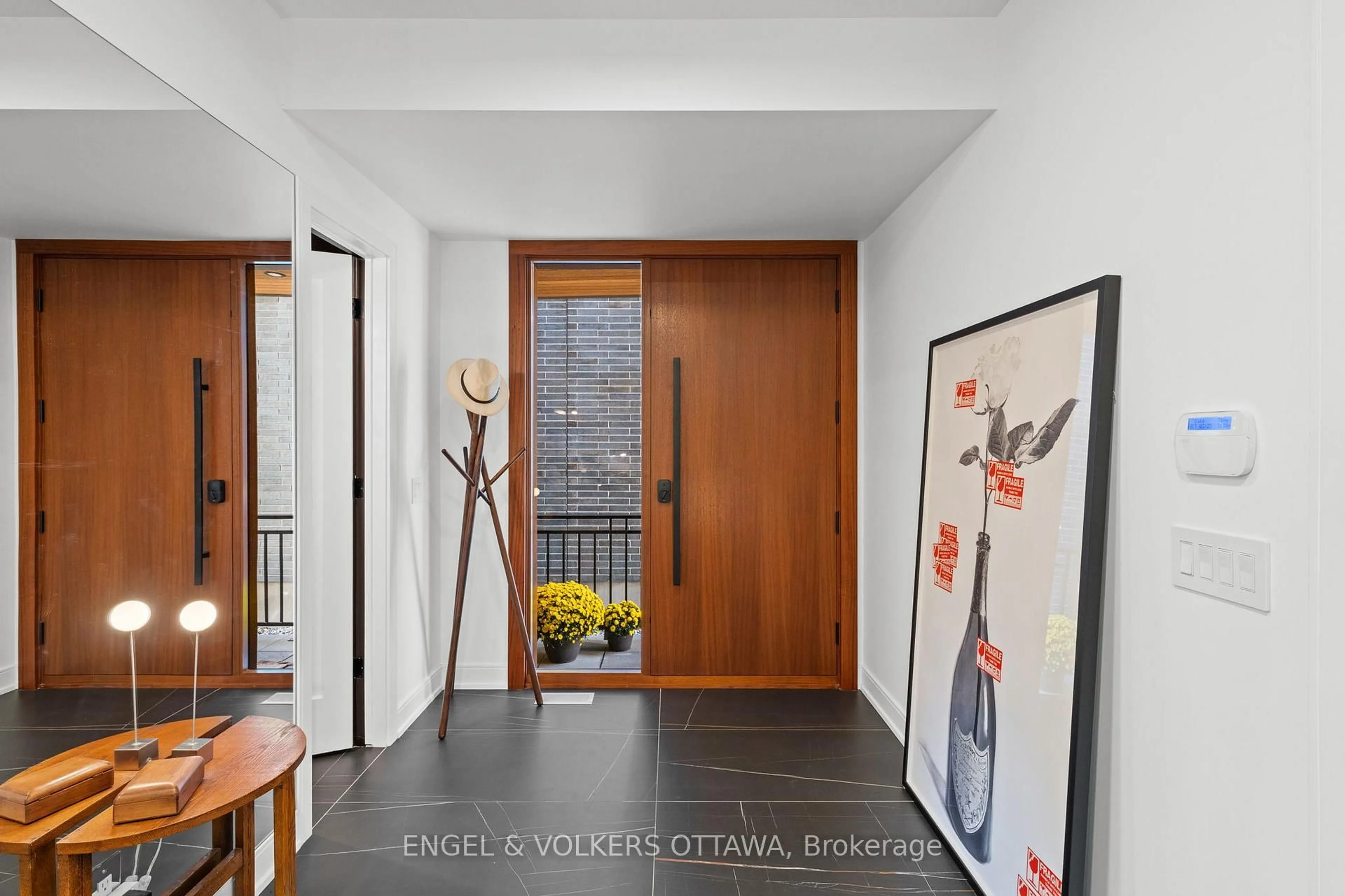 Indoor entryway for 127 Peridot Private, Ottawa Ontario K2C 3M3